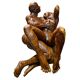 Table basse en bois exotique de monkey pod sculptée à la main représentant un couple enlacé.