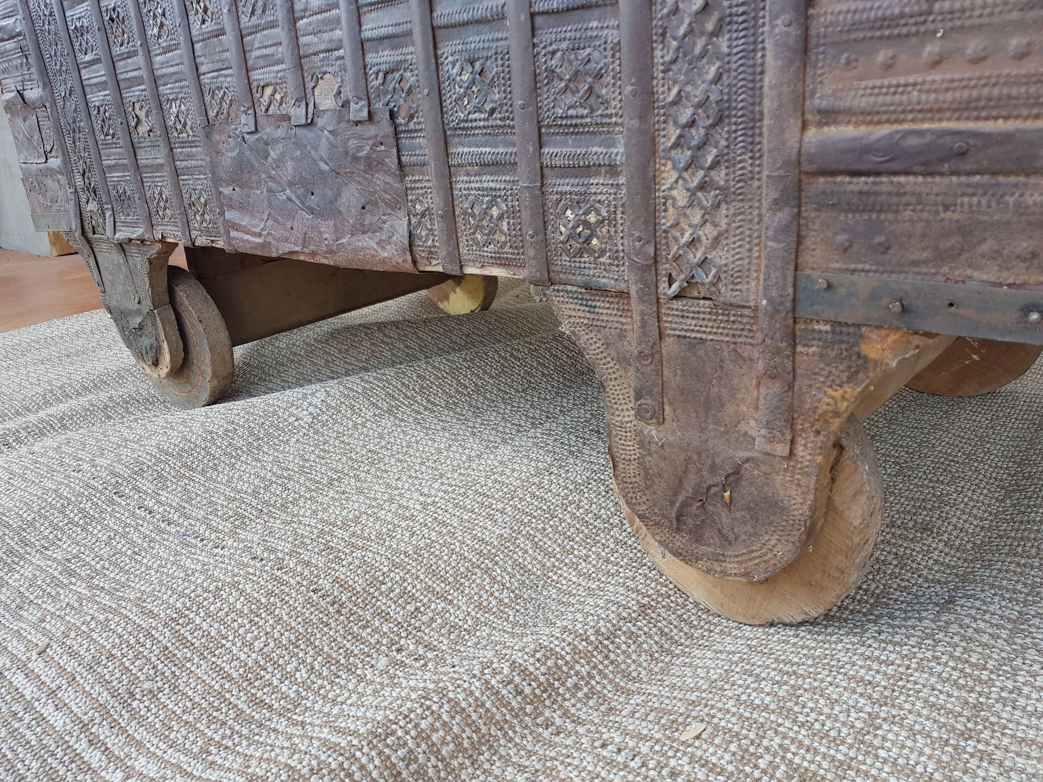 Coffre ancien indien vintage  sur roues en bois début 20eme s