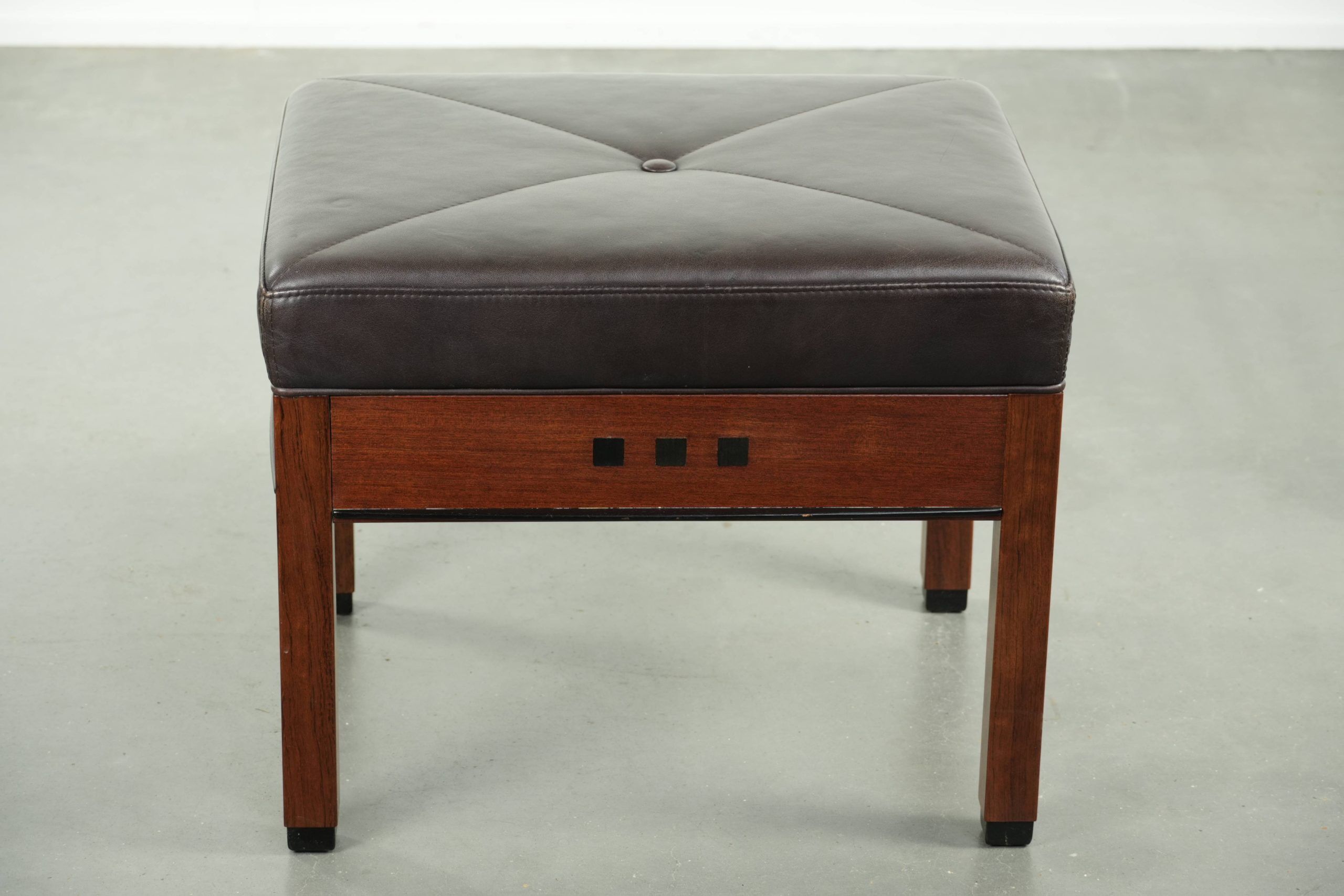 Pouf/tabouret en cuir marron chocolat au design Art Déco