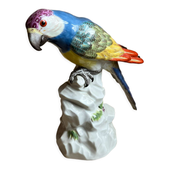 Parrot in messen porcelain