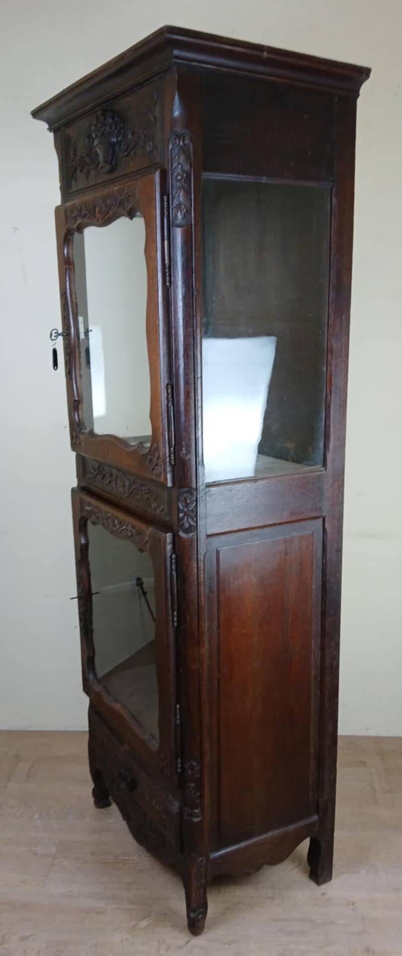 vitrine Louis XV Provençale en chêne vers 1850-1880  façade