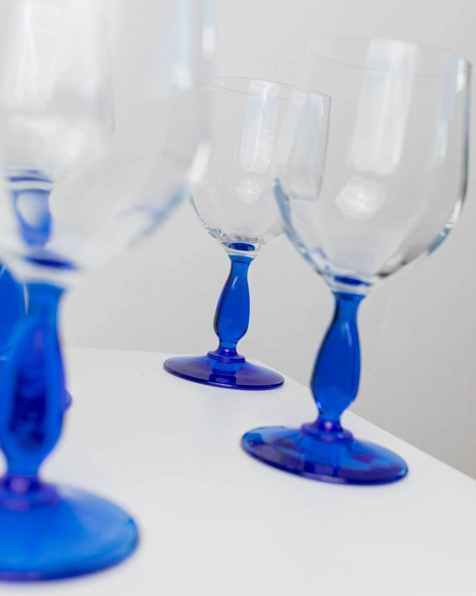 Set of 4 vintage Italian glass wine glasses, clear bowls with royal blue stems, 1980s MCM style