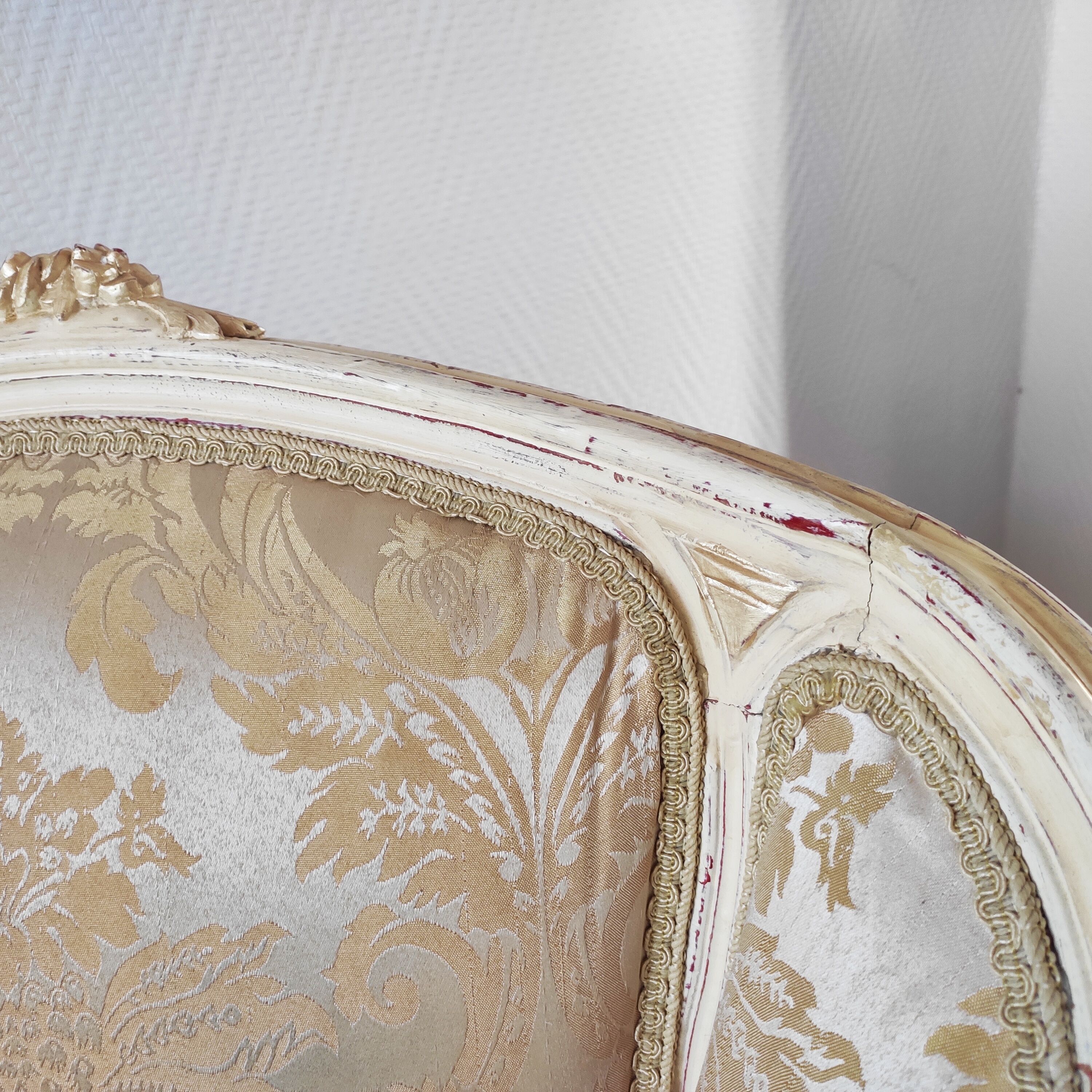 Fauteuil ancien bergère style Louis XV patiné