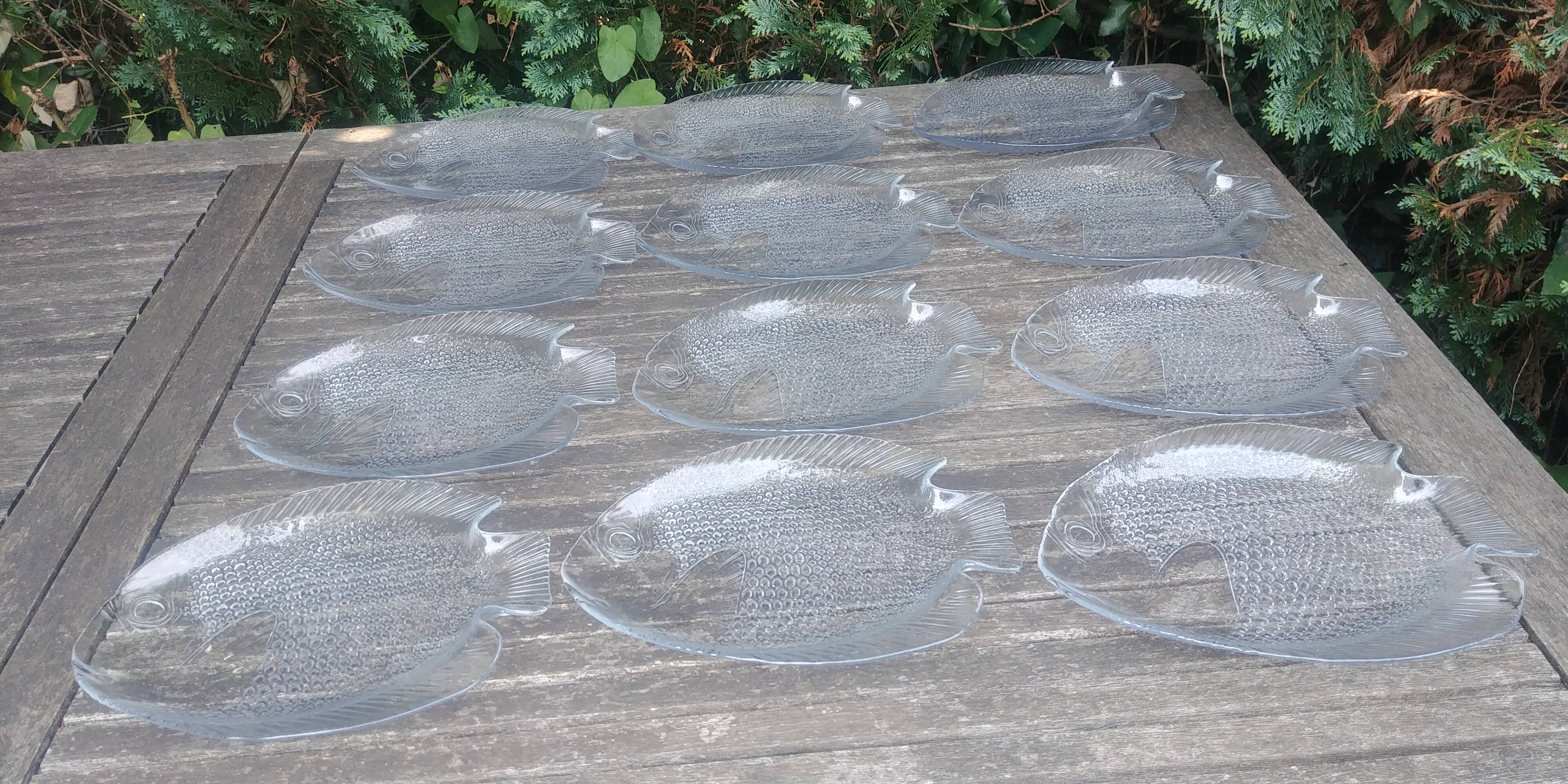 Set of twelve Arcoroc transparent glass fish-shaped dinner plates - vintage.