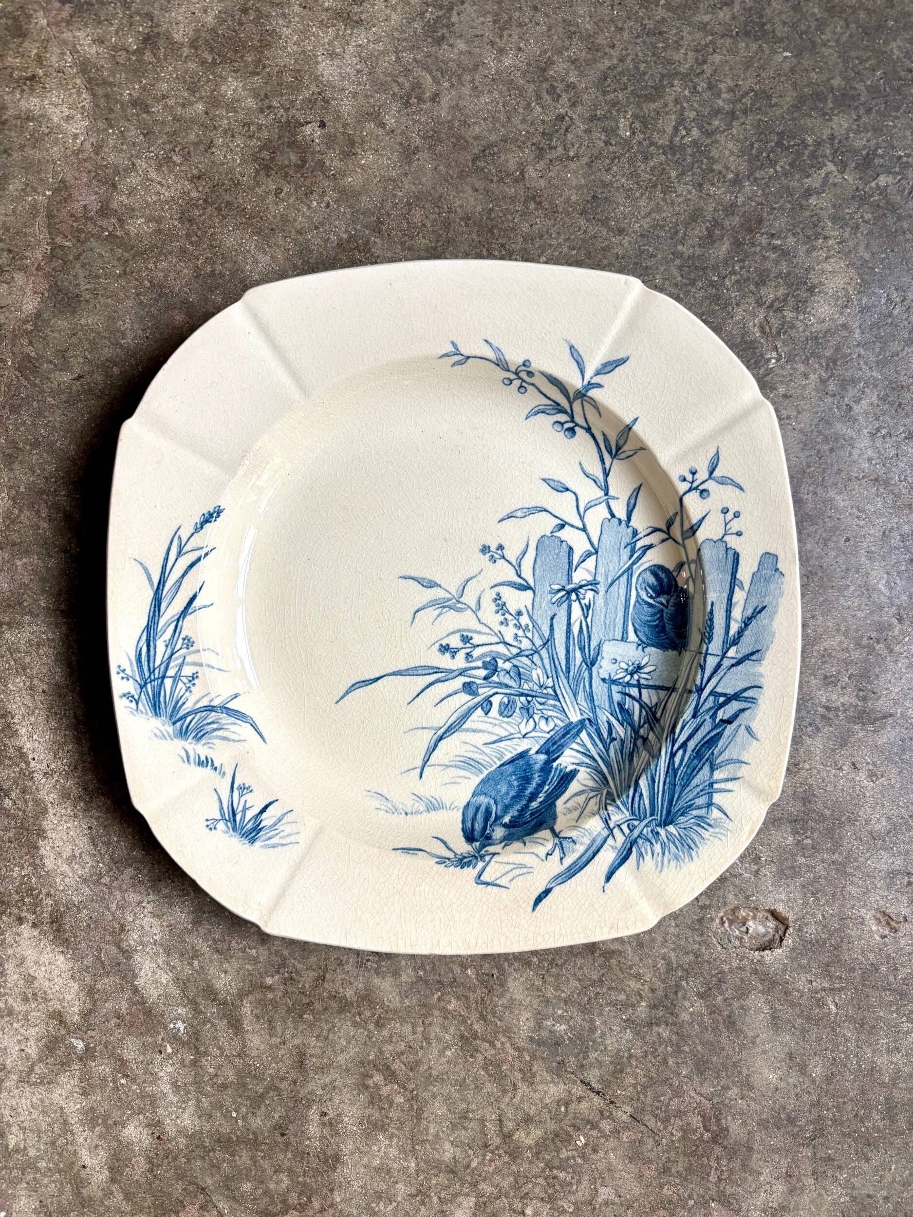 Assiette creuse Gien en terre de fer bleue, service "Oiseaux" vers 1870 n°2