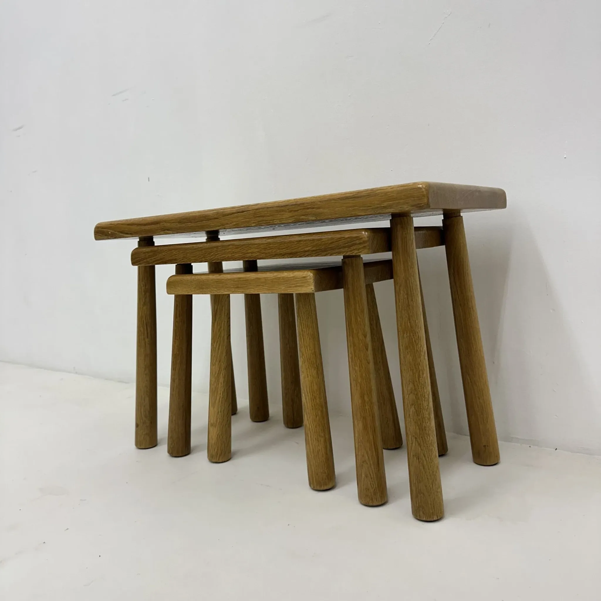 Ensemble de tables gigognes en chêne massif style brutaliste, années 1970.