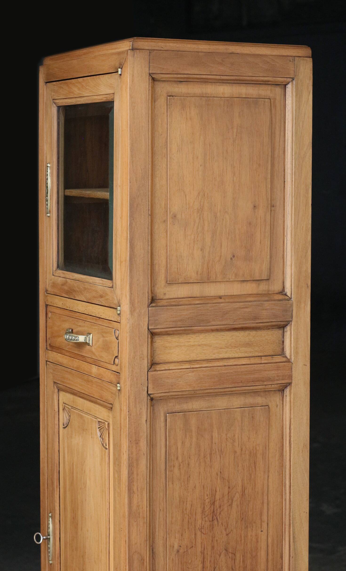 Superb Art Deco column in solid mahogany (circa 1920). Rare.
