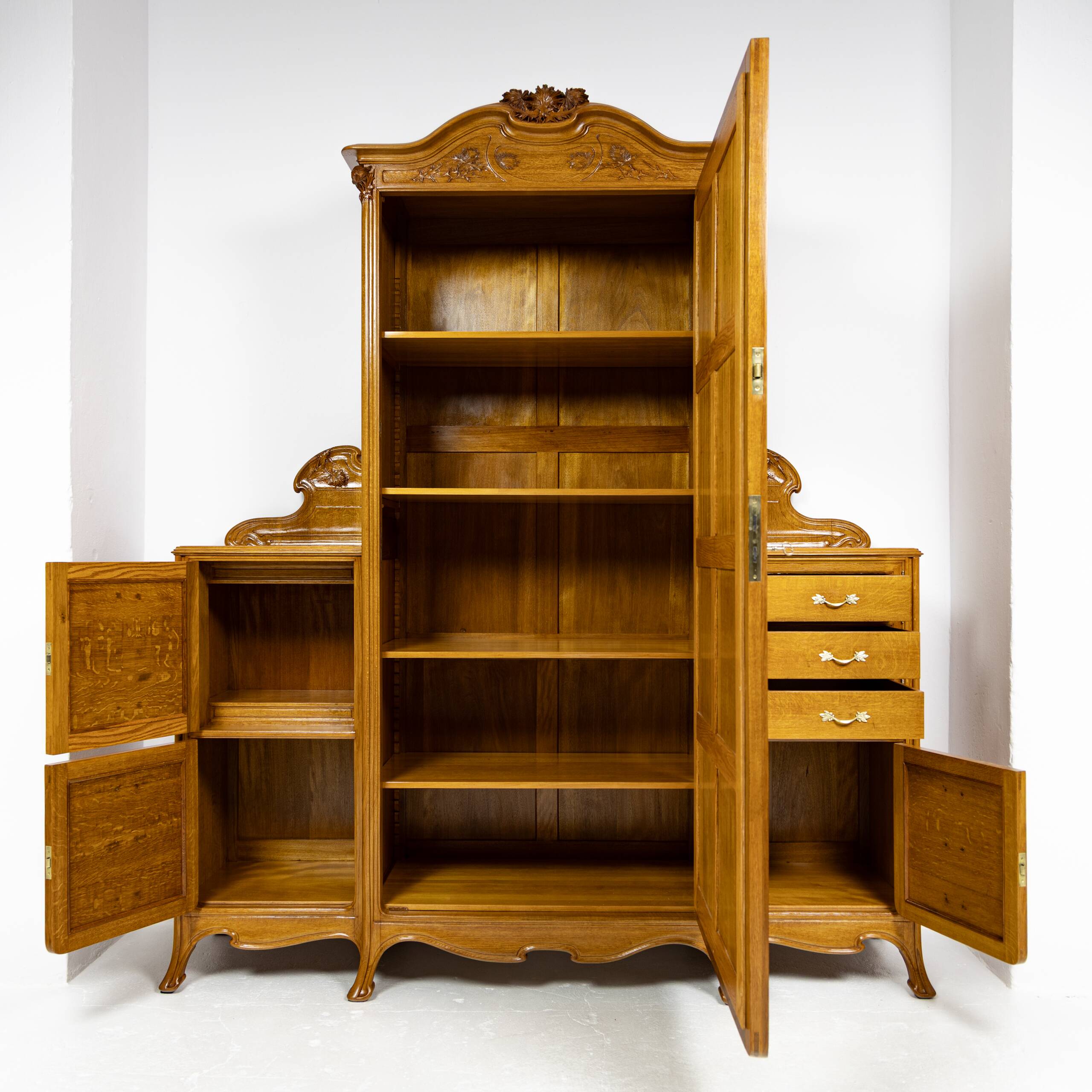 Large Art Nouveau linen cupboard in oak and mirror - 1900-1920