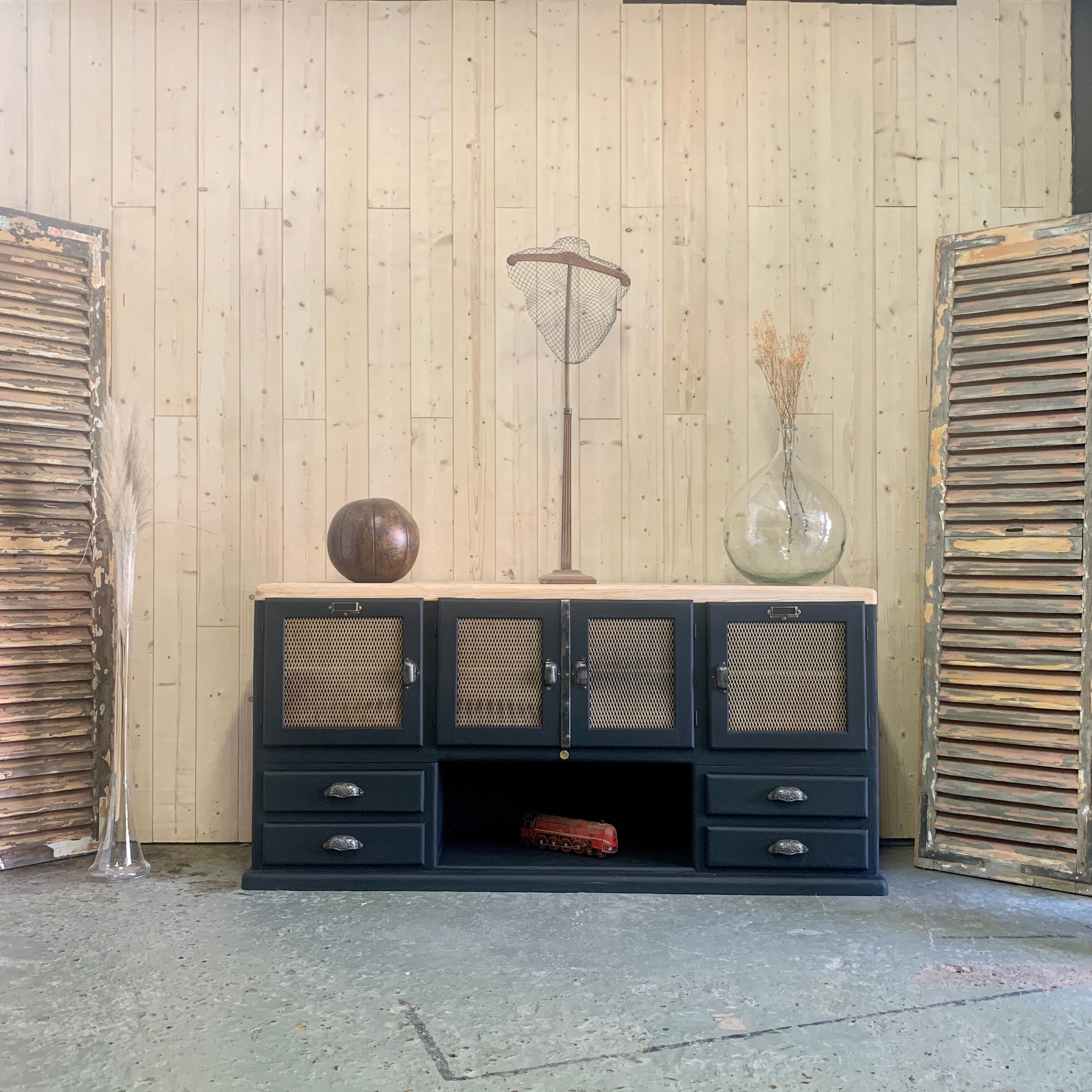 Grilled industrial buffet 1930