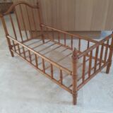 Lit de poupée ancien en bois