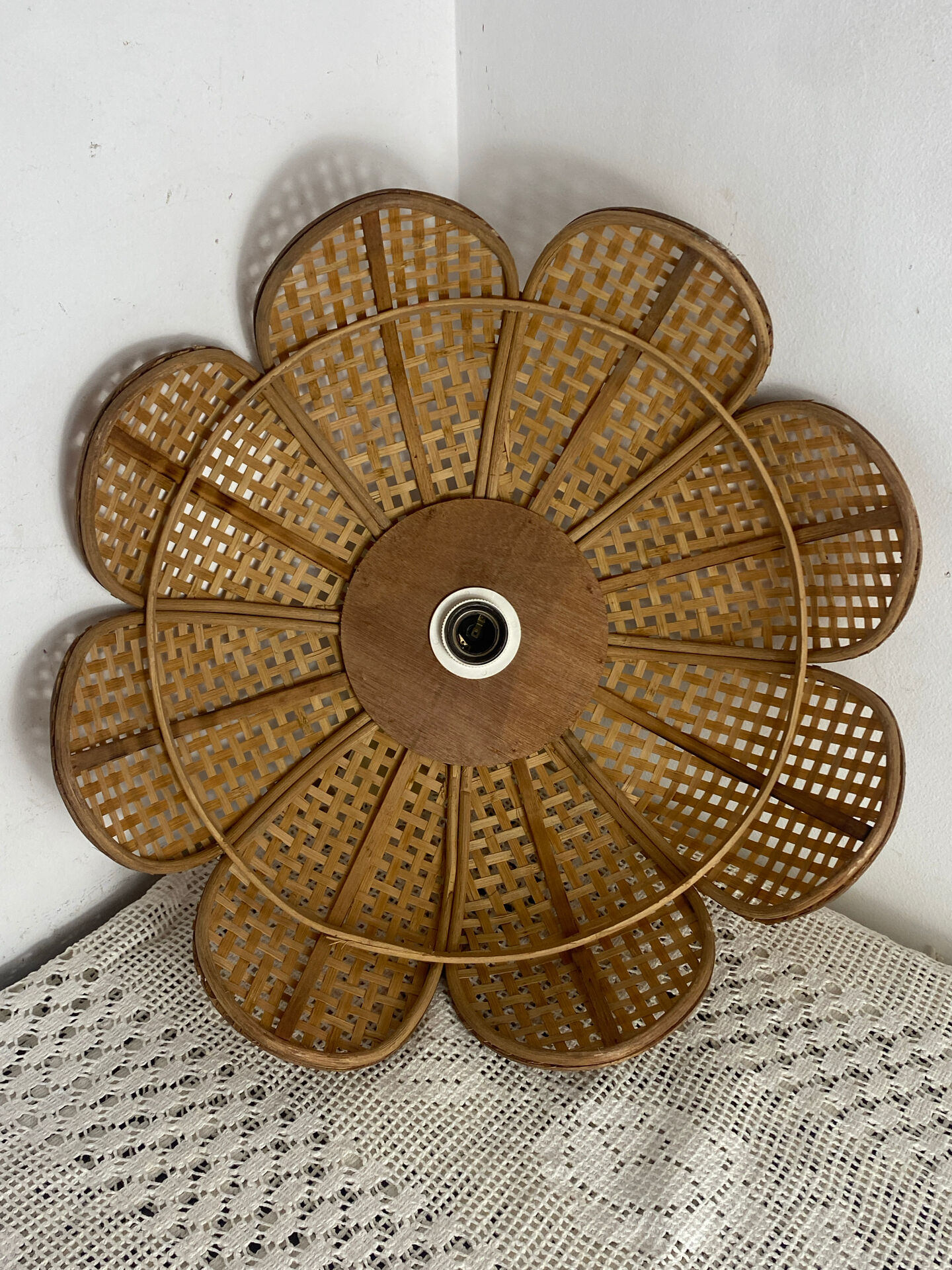 Natural woven wicker flower suspension
