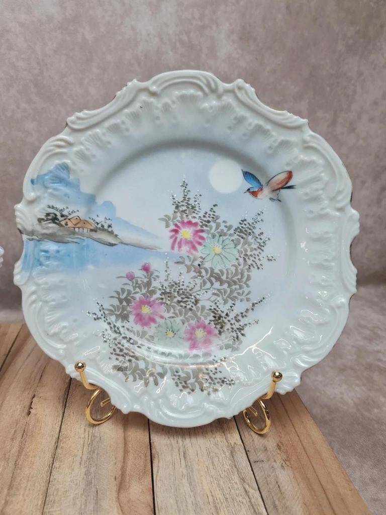 Set of 2 antique plates with Japanese-style hand-painted decoration – relief & gilding