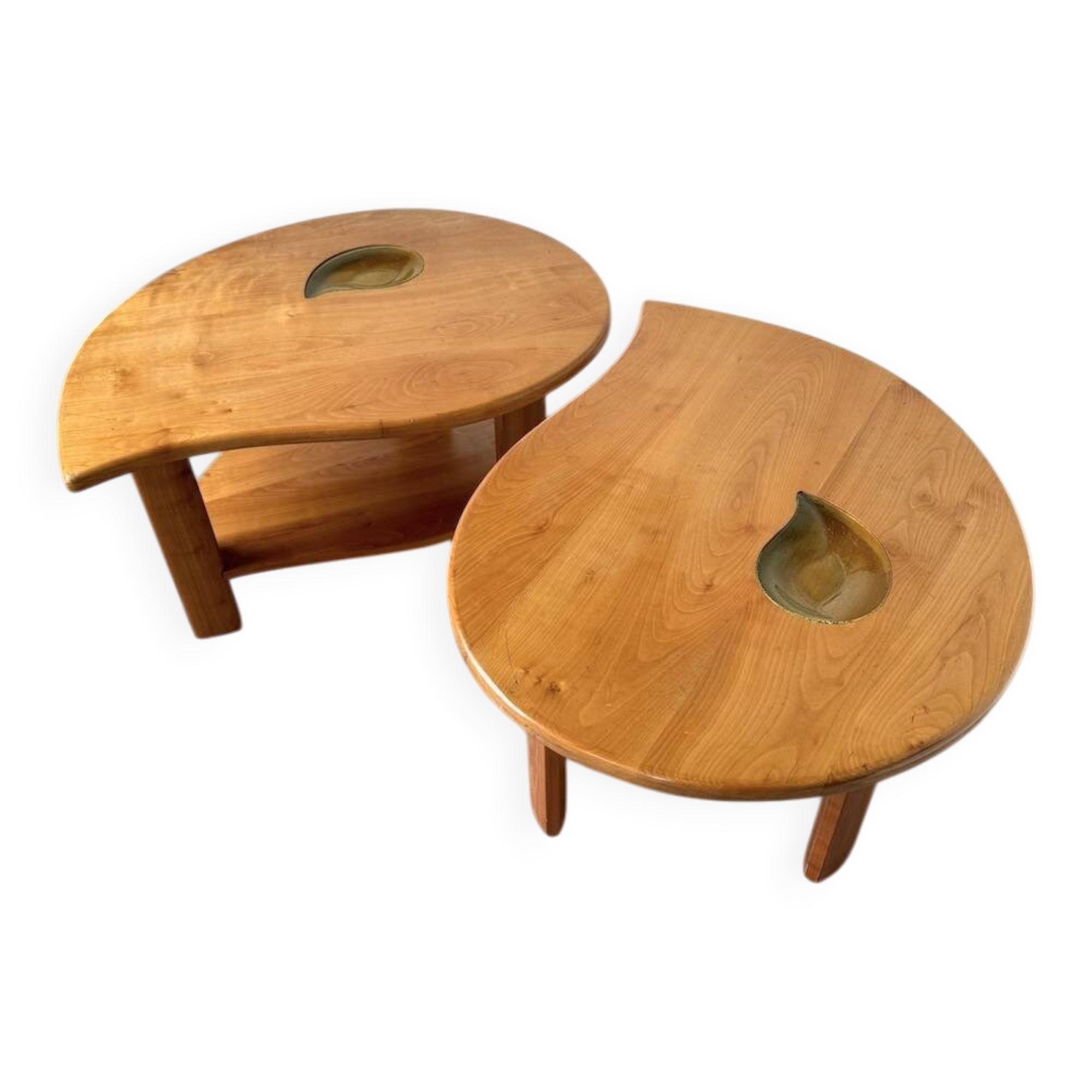 Tables basses en orme formant une goutte