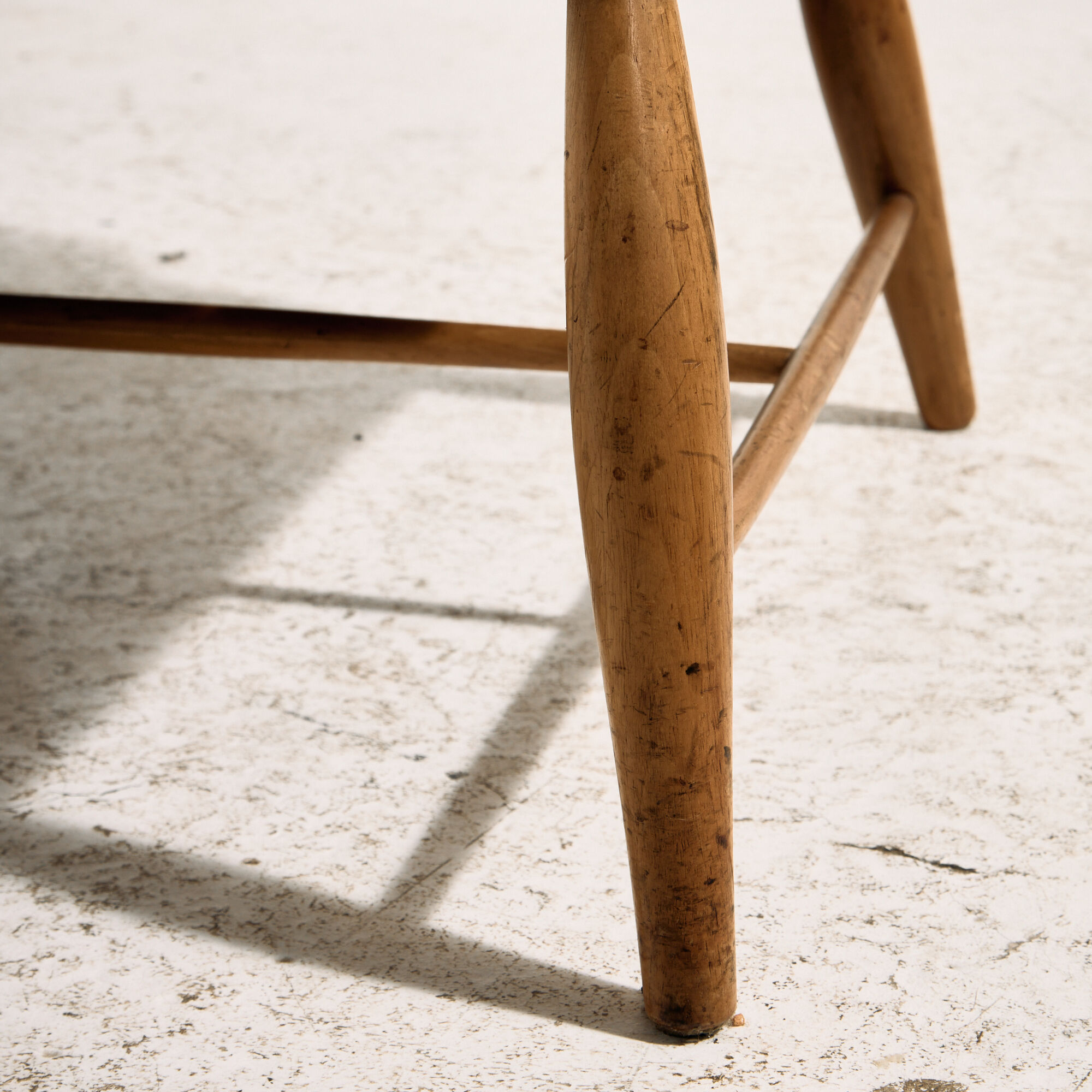 Fauteuil en noyer par Anna-Lülja Praun