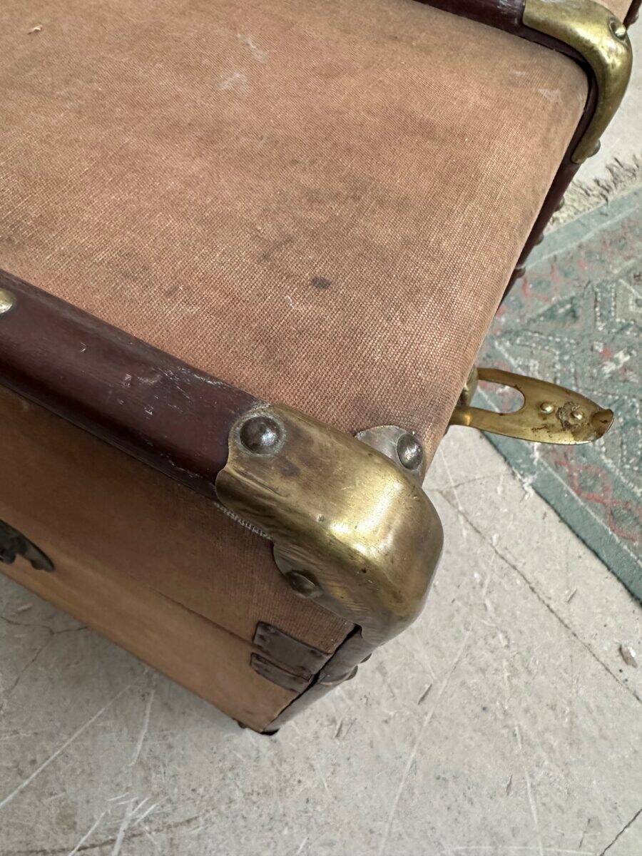 Old travel trunk "Be a Father" Lille