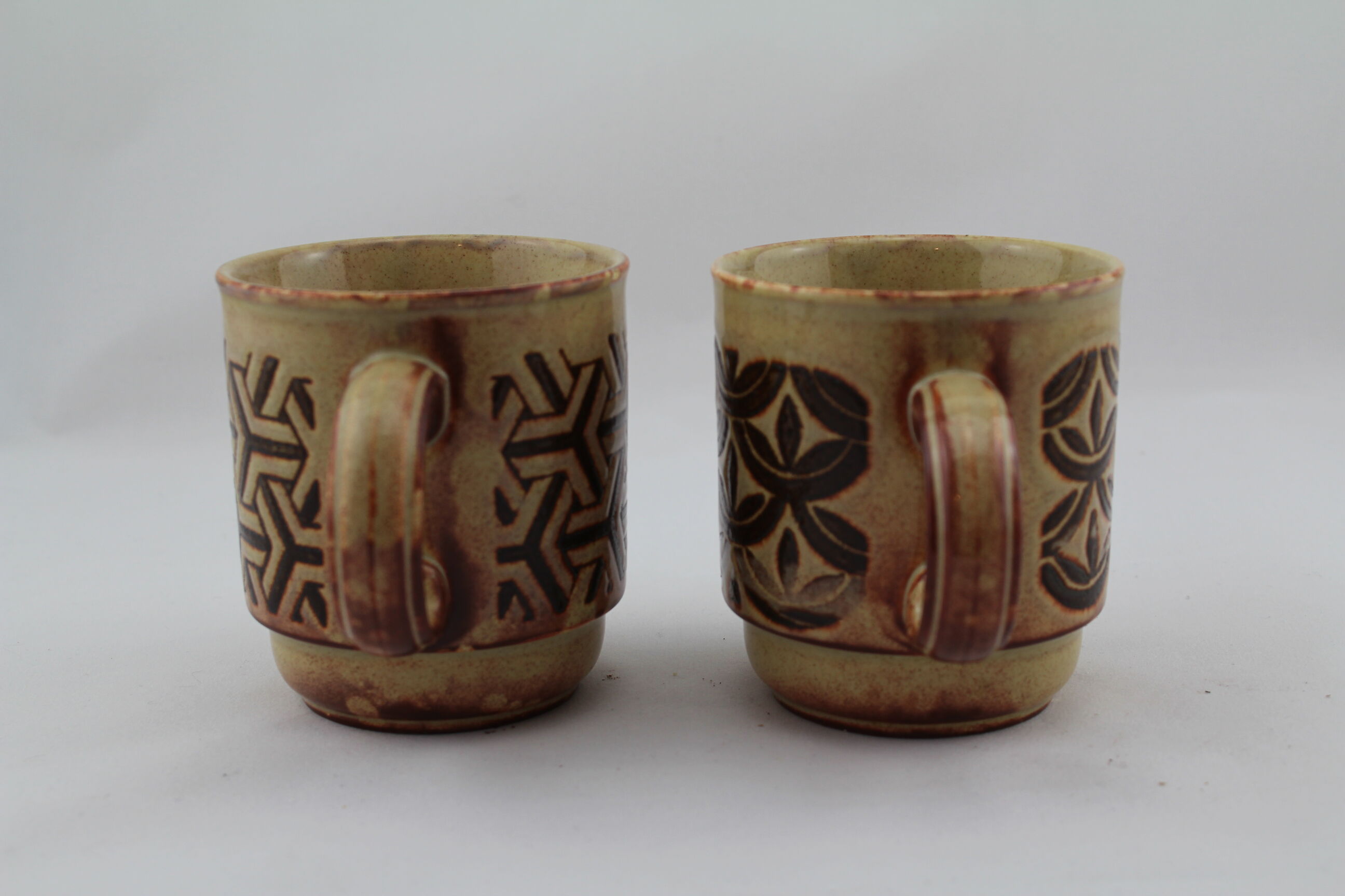 Set of 2 ceramic mugs