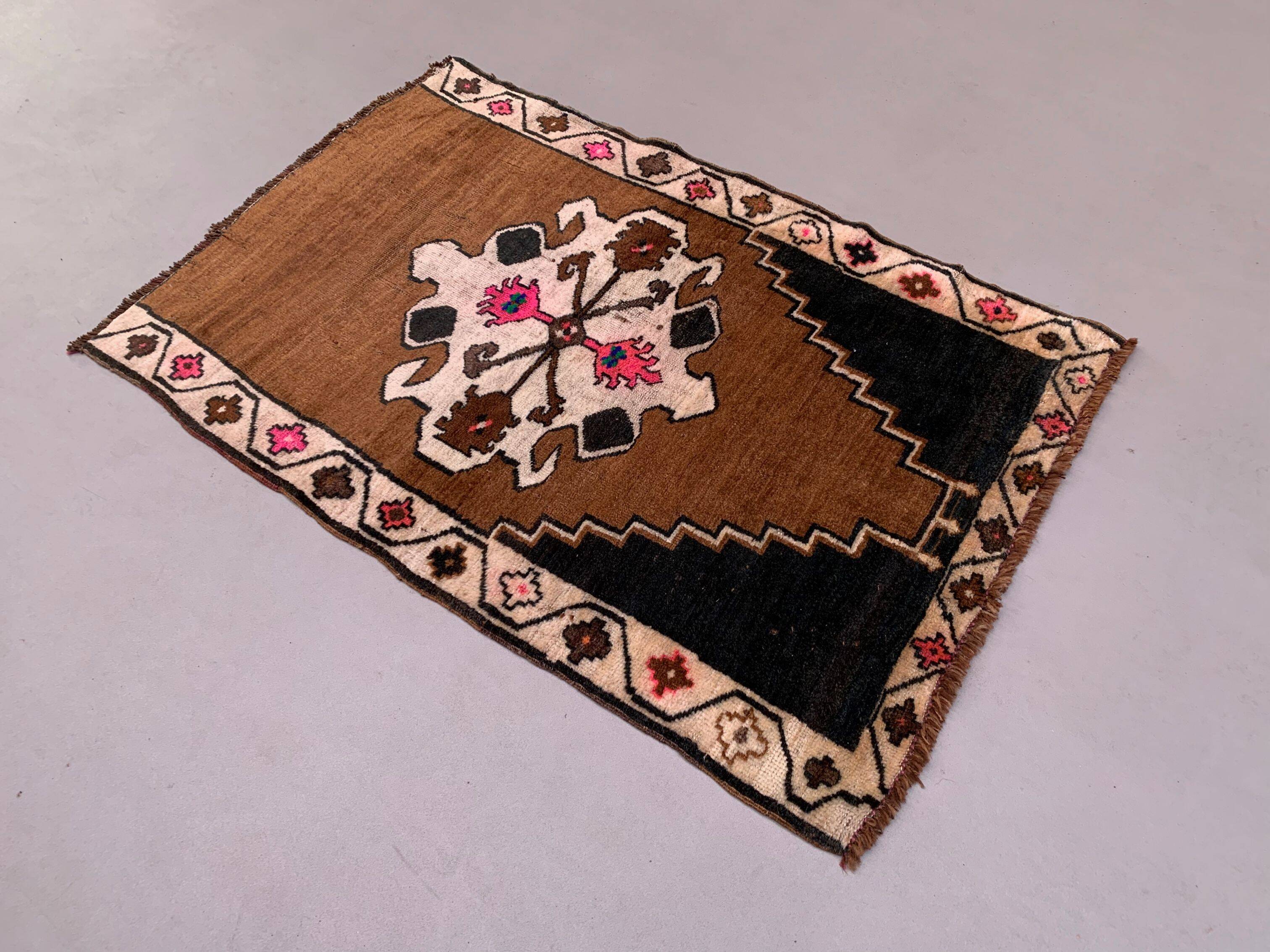 Vintage Turkish Rug 131x87 cm shabby carpet Kars Region Small