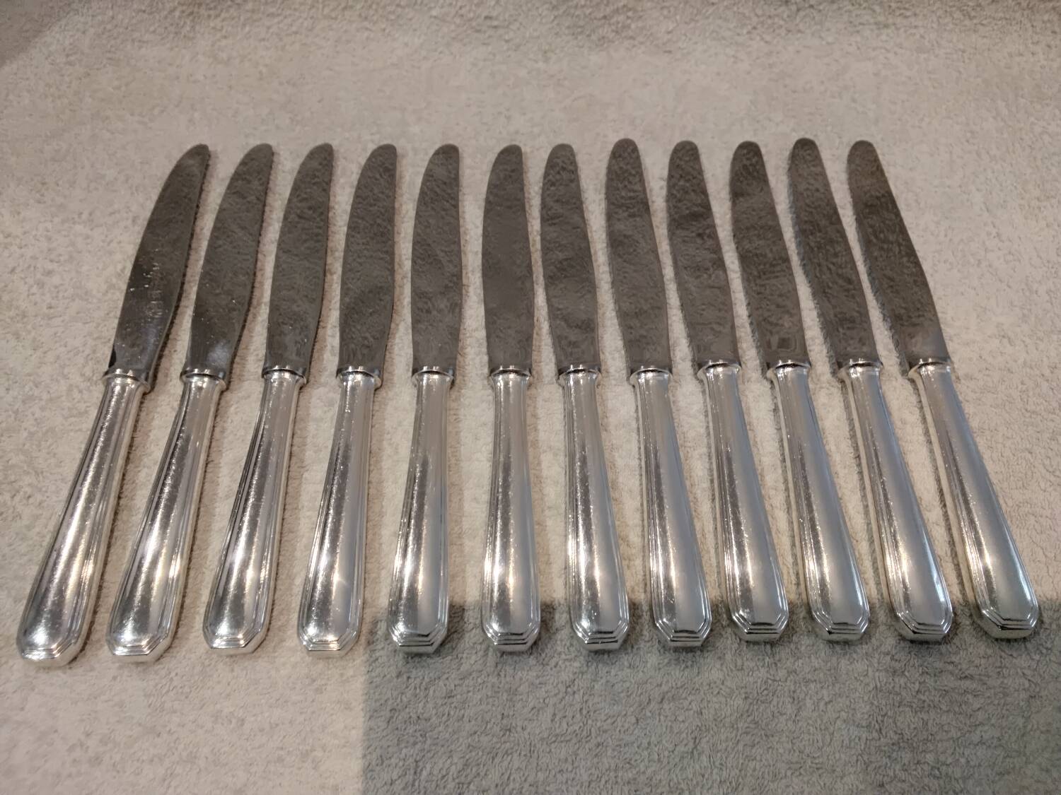 12 silver-plated table knives by Christofle America, 24.5cm