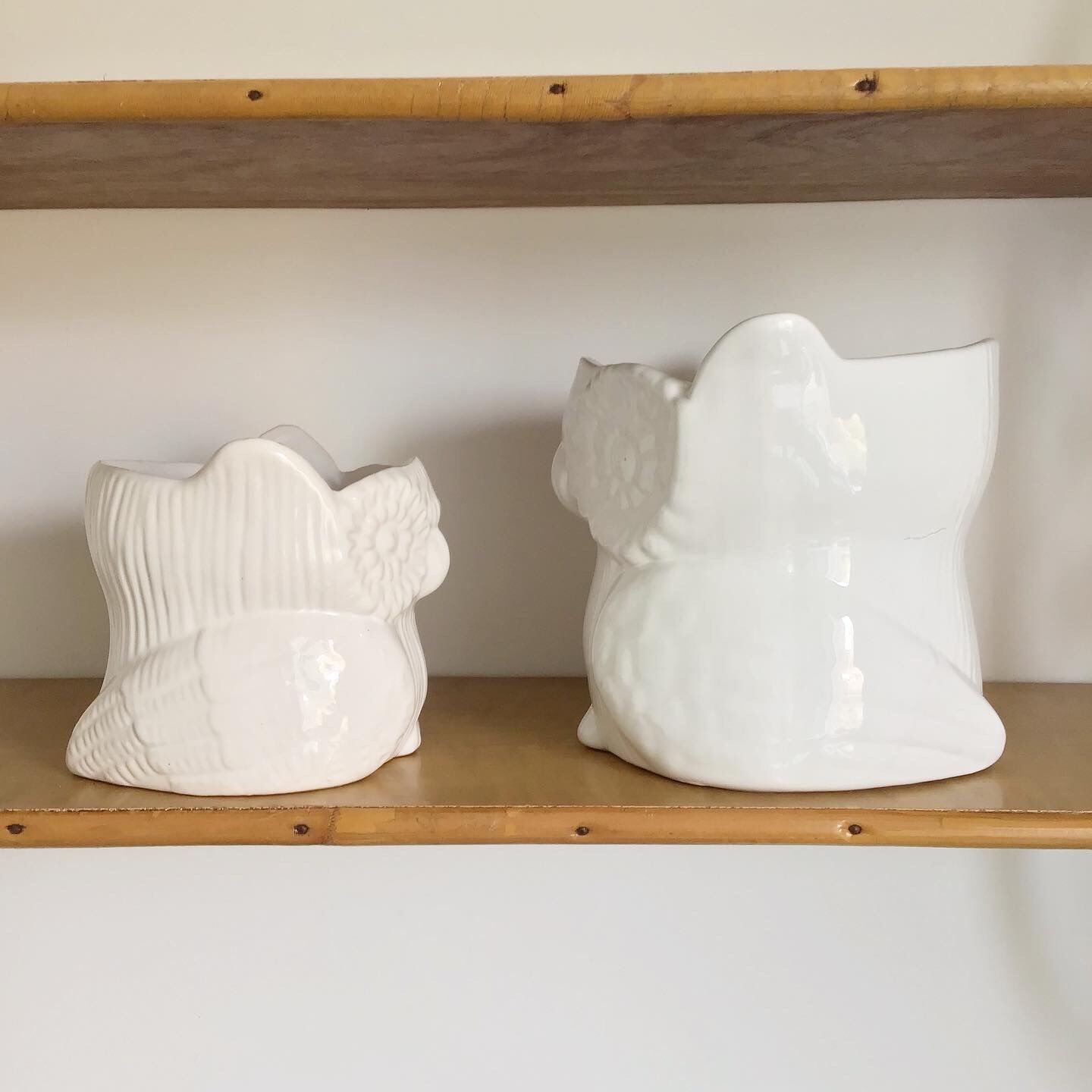 Set of 2 cache white owl pots in vintage ceramic