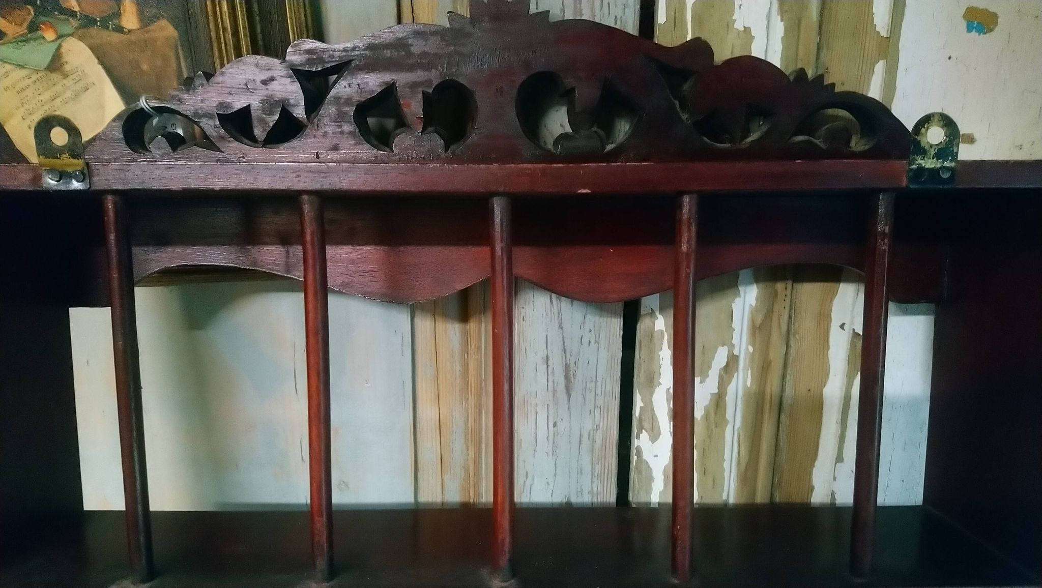 Etgère murale en bois sculpté pour collection ou autre.