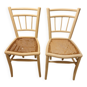 2 chaises en bois blanc