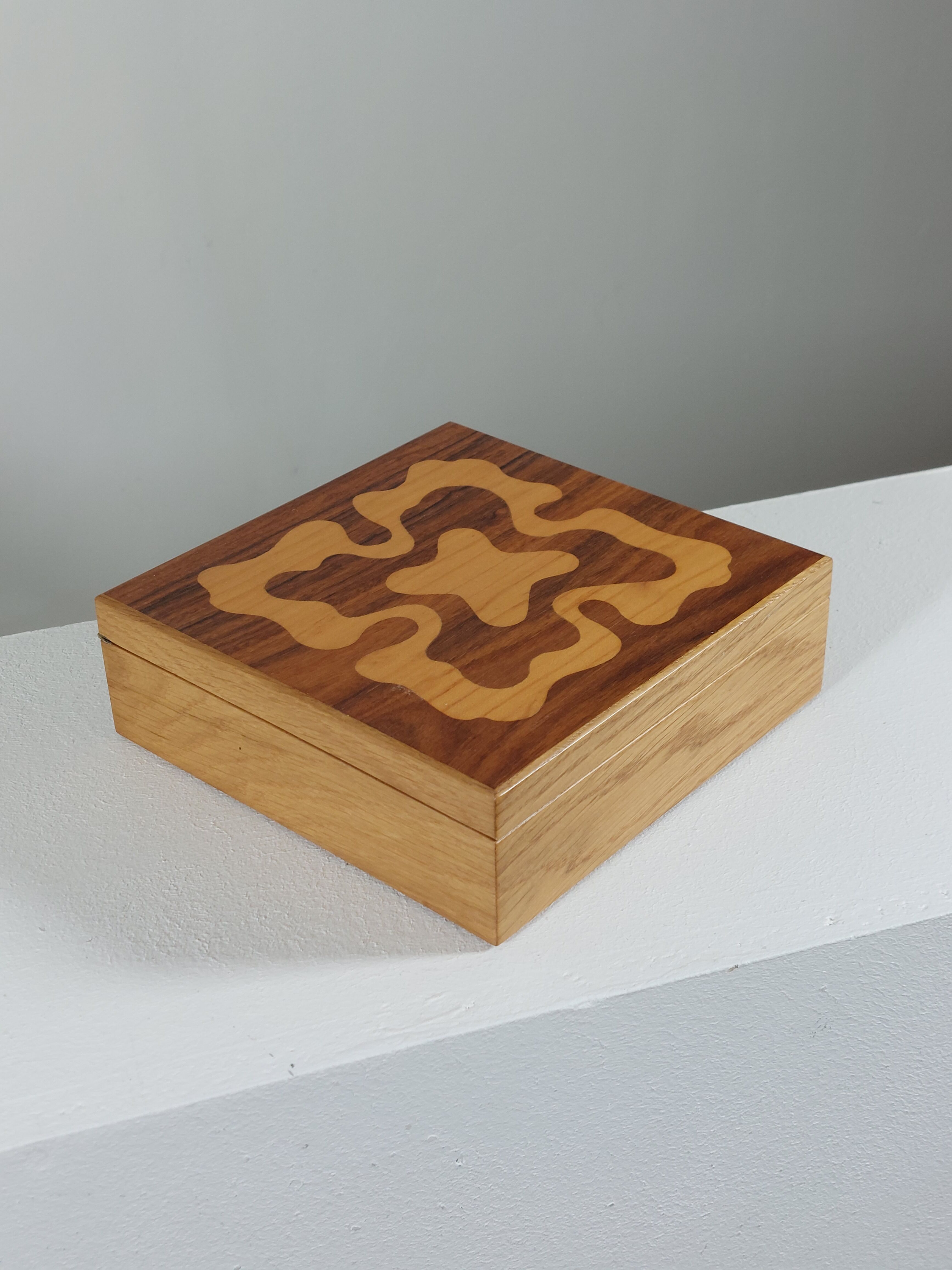 Boîte en bois vintage faite à la main avec des incrustations