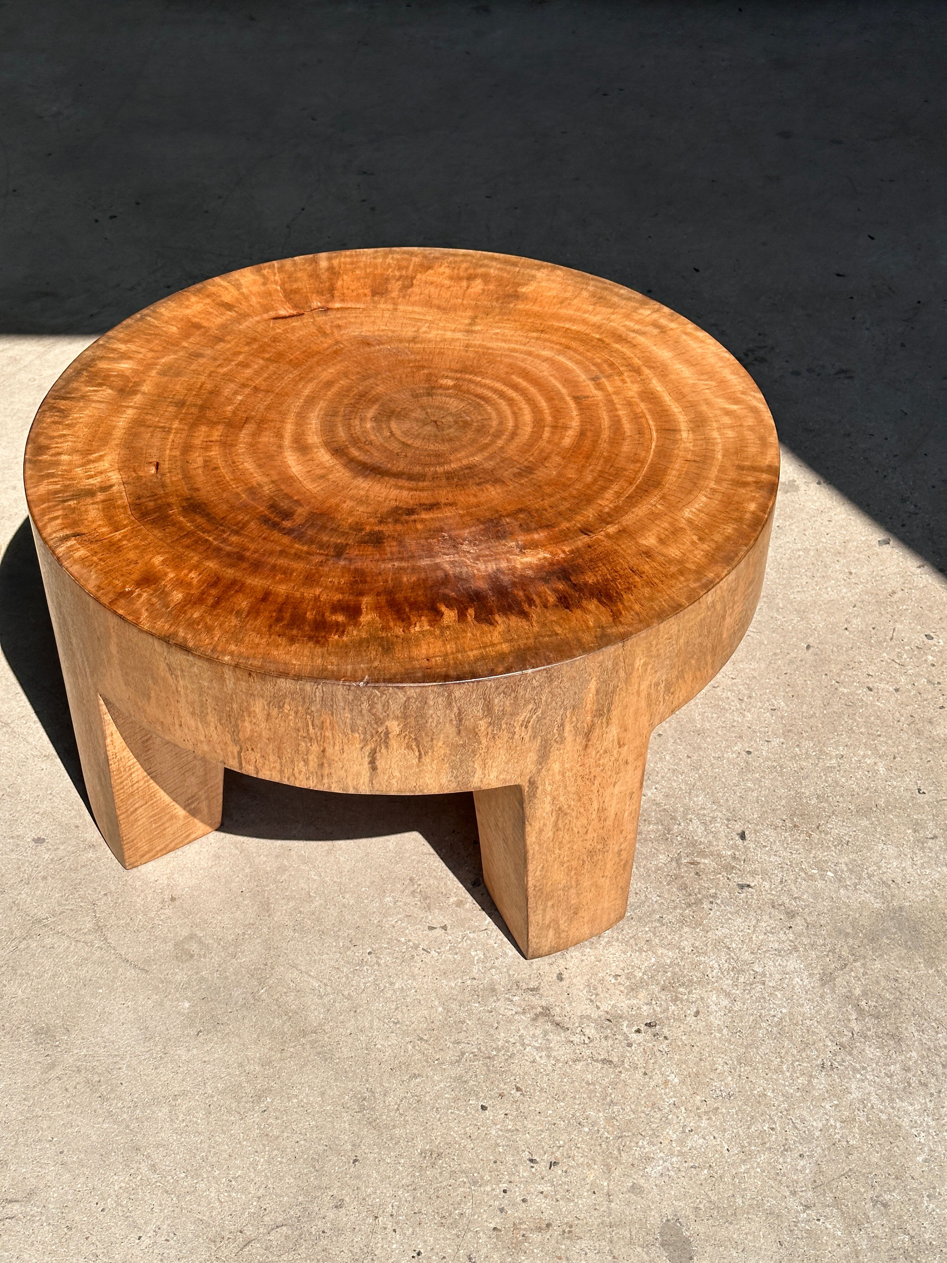 Quadripod coffee table in solid wood monoxyl natural color (dark)