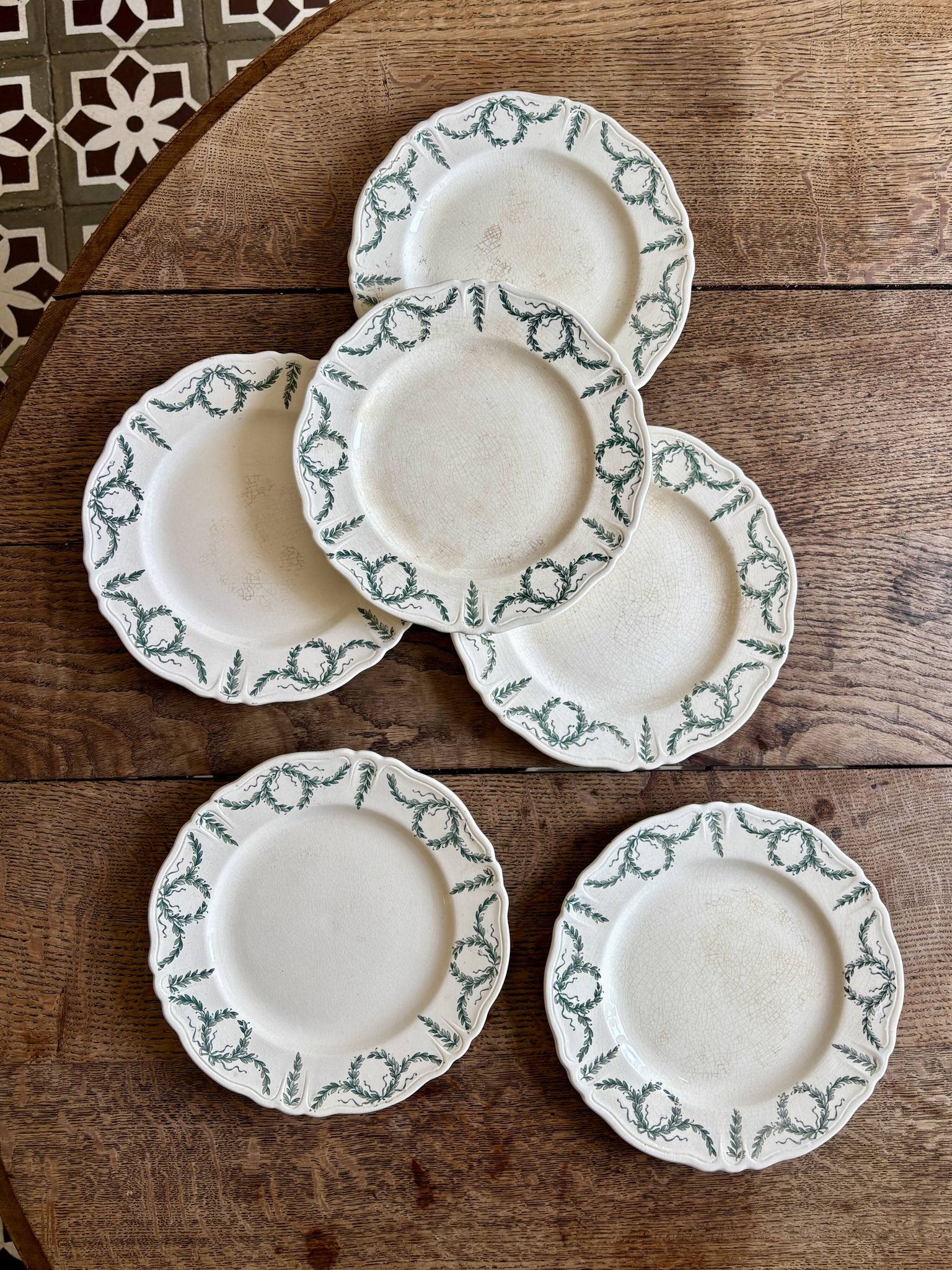 Superb set of 6 vintage dessert plates from the Longchamp factory.