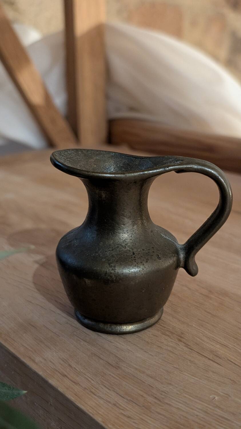 Petit pichet en bronze massif – style antique / oriental