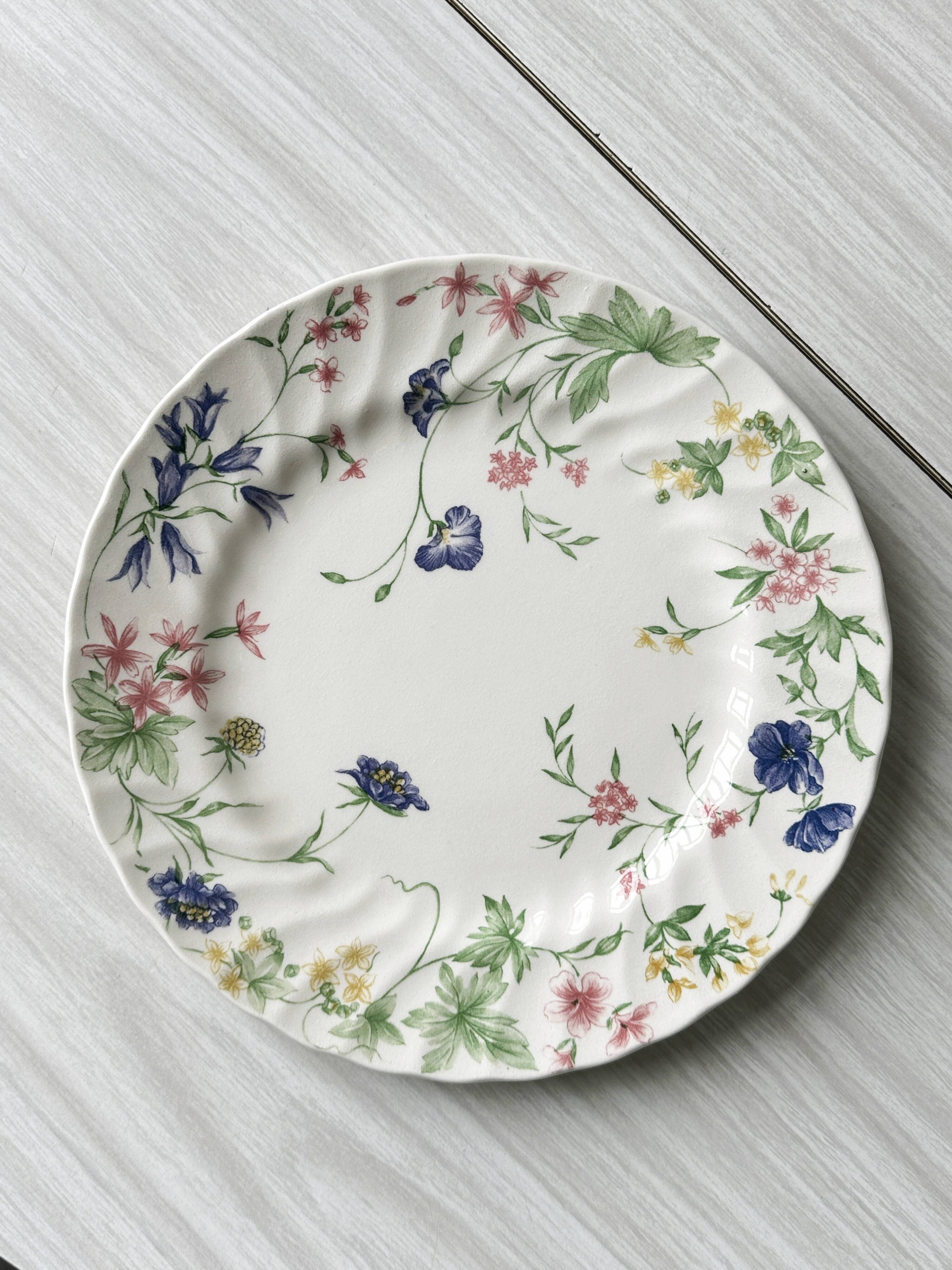 Porcelain serving plate.