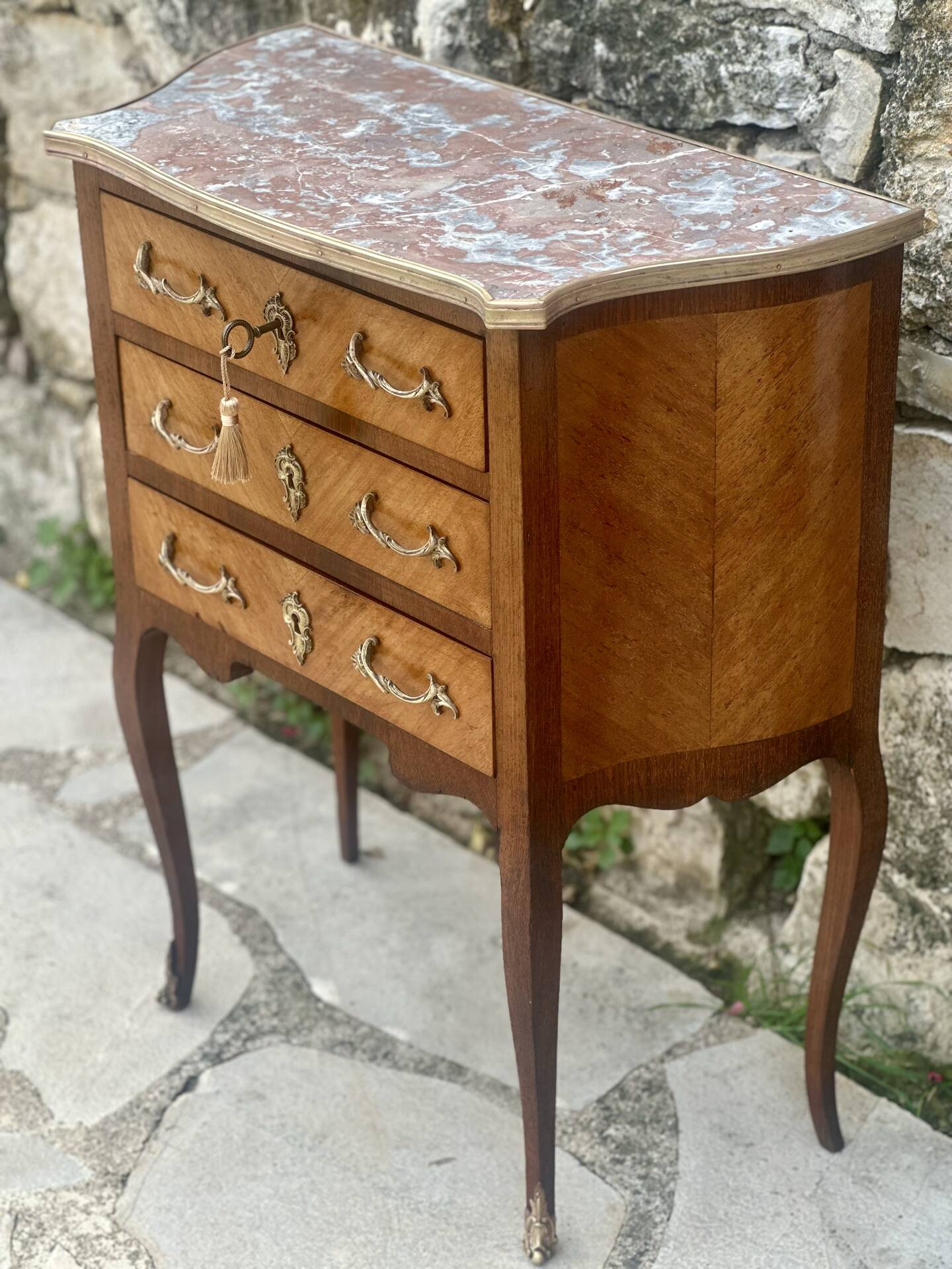 Charming small chest of drawers in precious wood marquetry.