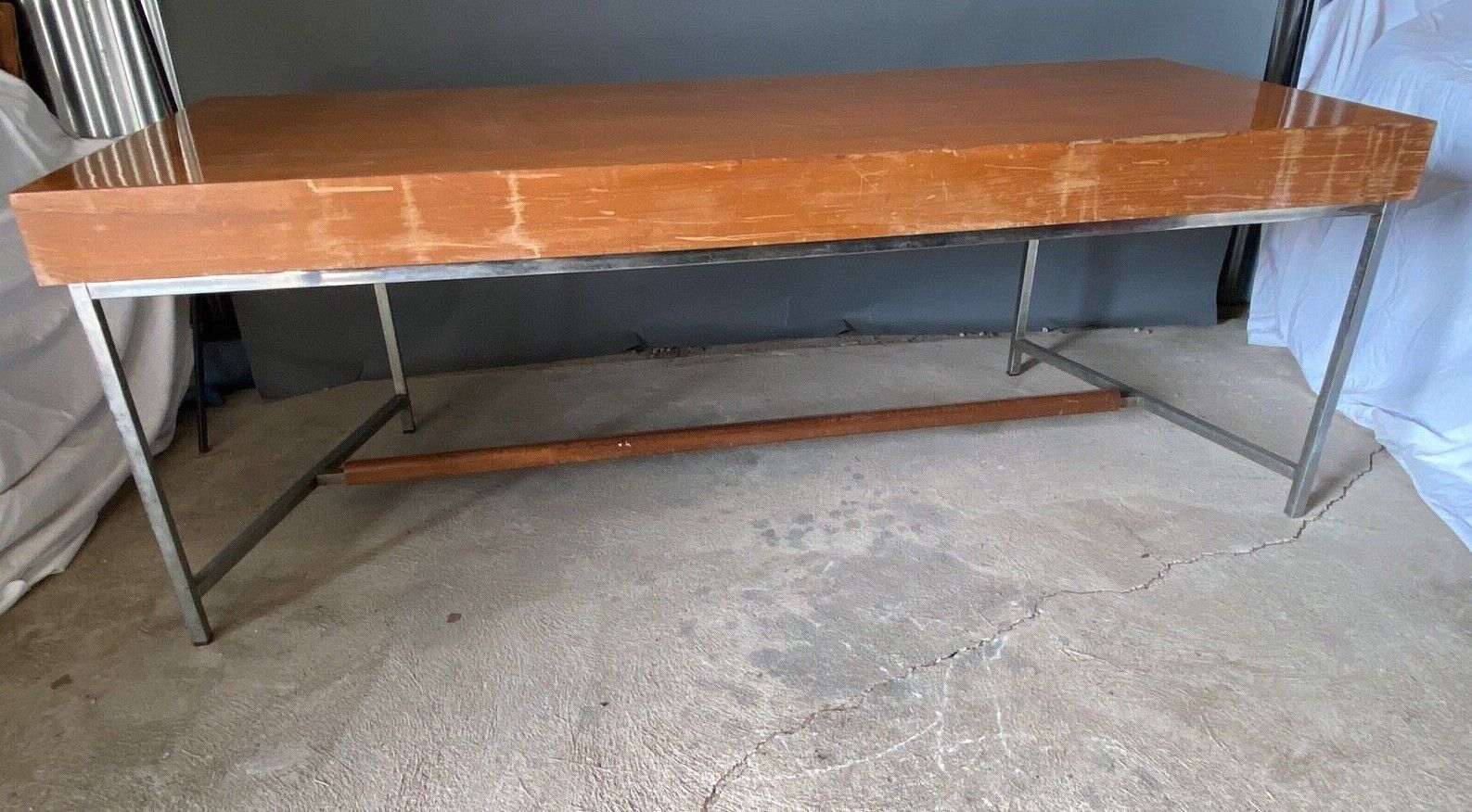 Bureau quatre tiroirs 1960 sur pieds tubulaires chromes
