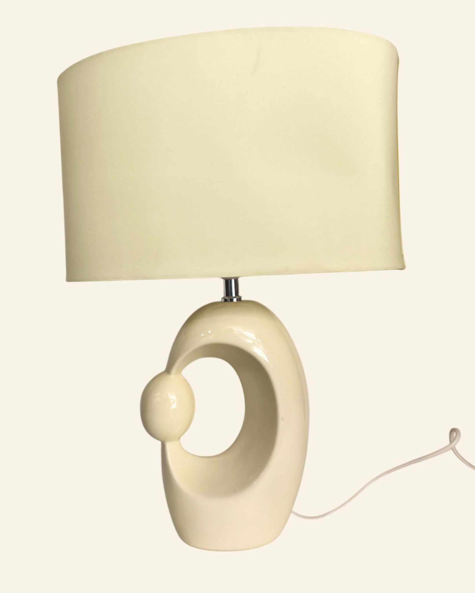Lampe de table en céramique crème d'inspiration mid-century, avec abat-jour