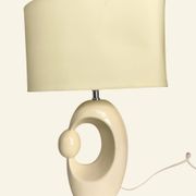 Lampe de table en céramique crème d'inspiration mid-century, avec abat-jour