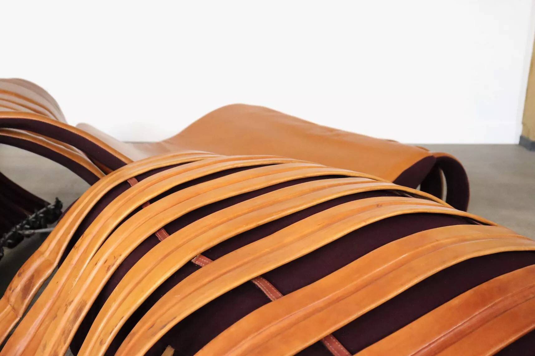 Vintage sculptural cognac leather lounge canapé, France 1980.