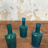 Lot de 3 fioles en verre bleu