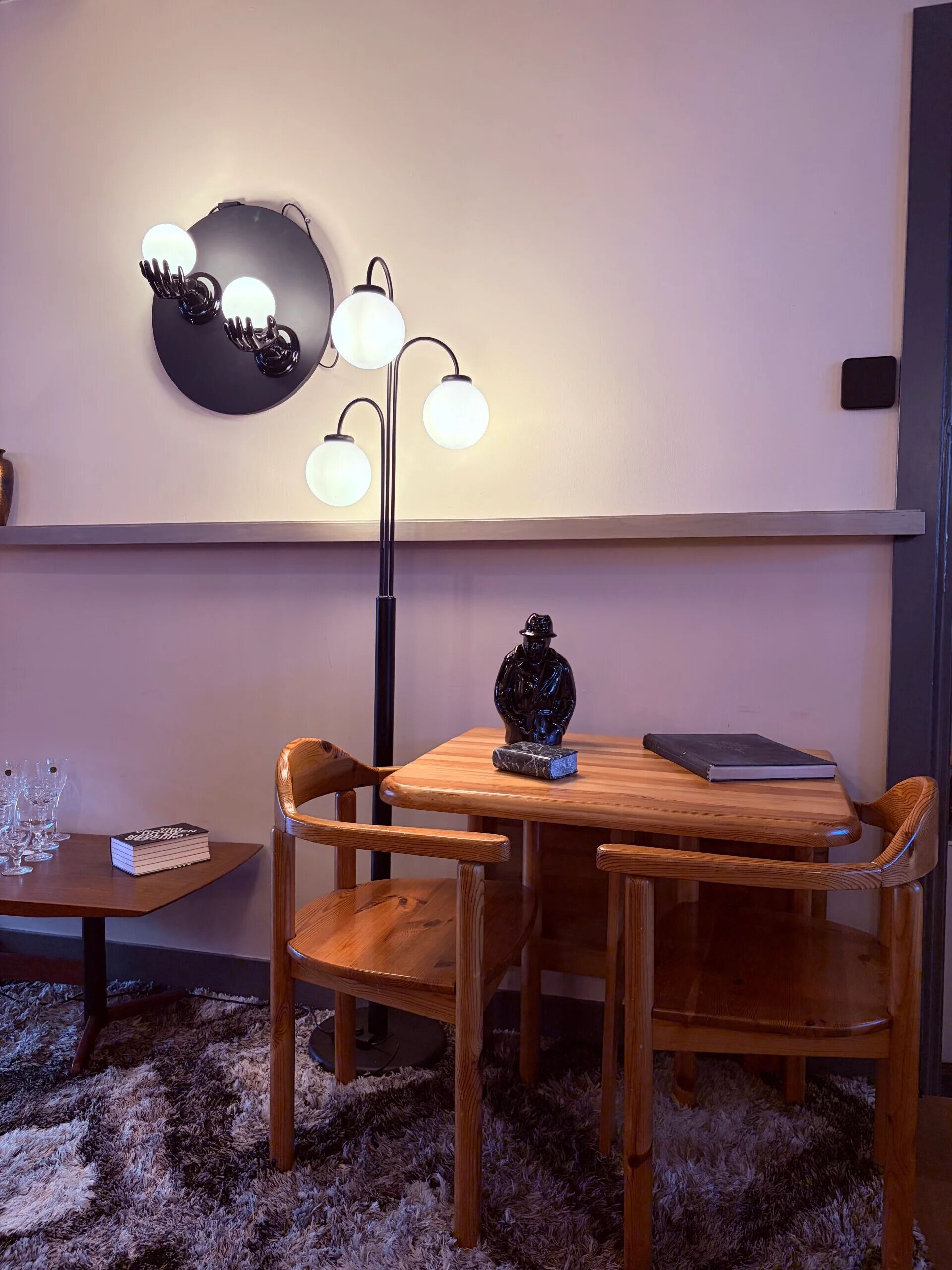 Ensemble de lampes murales en céramique noire, globes opalins, années 1980, Italie