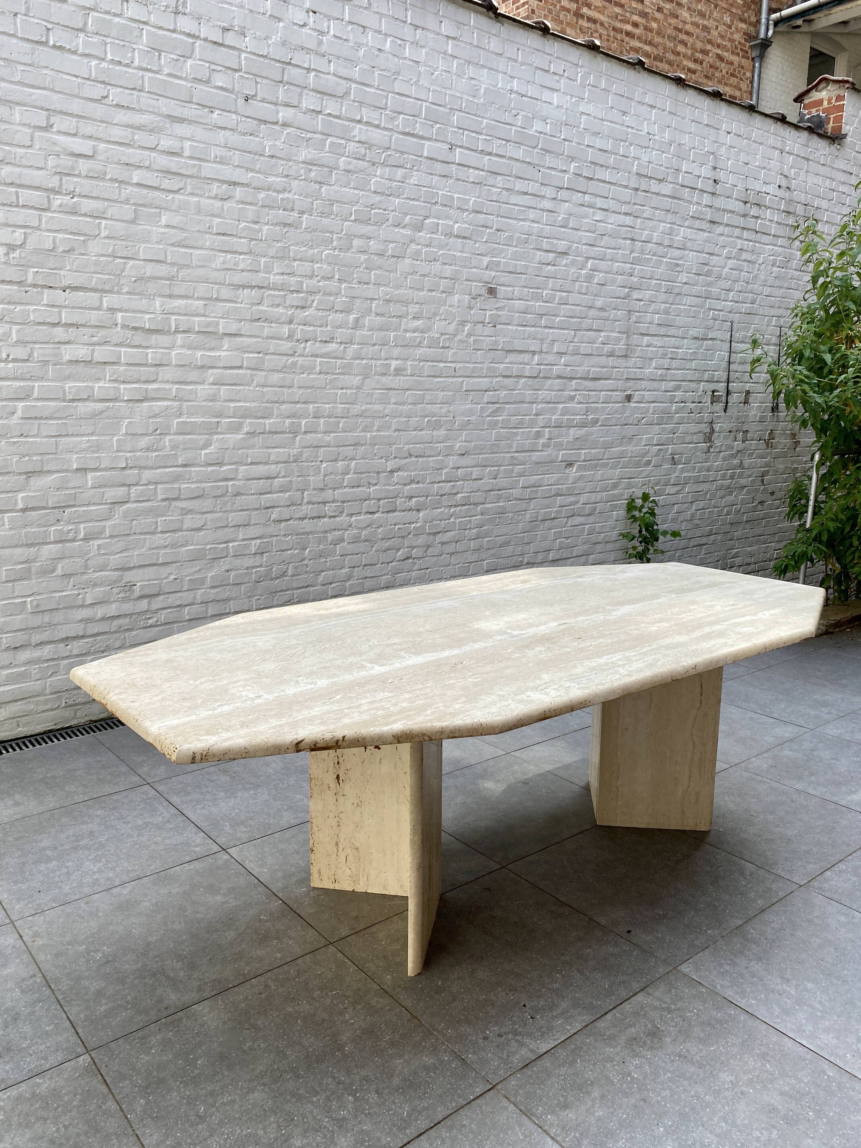 Table à manger en travertin