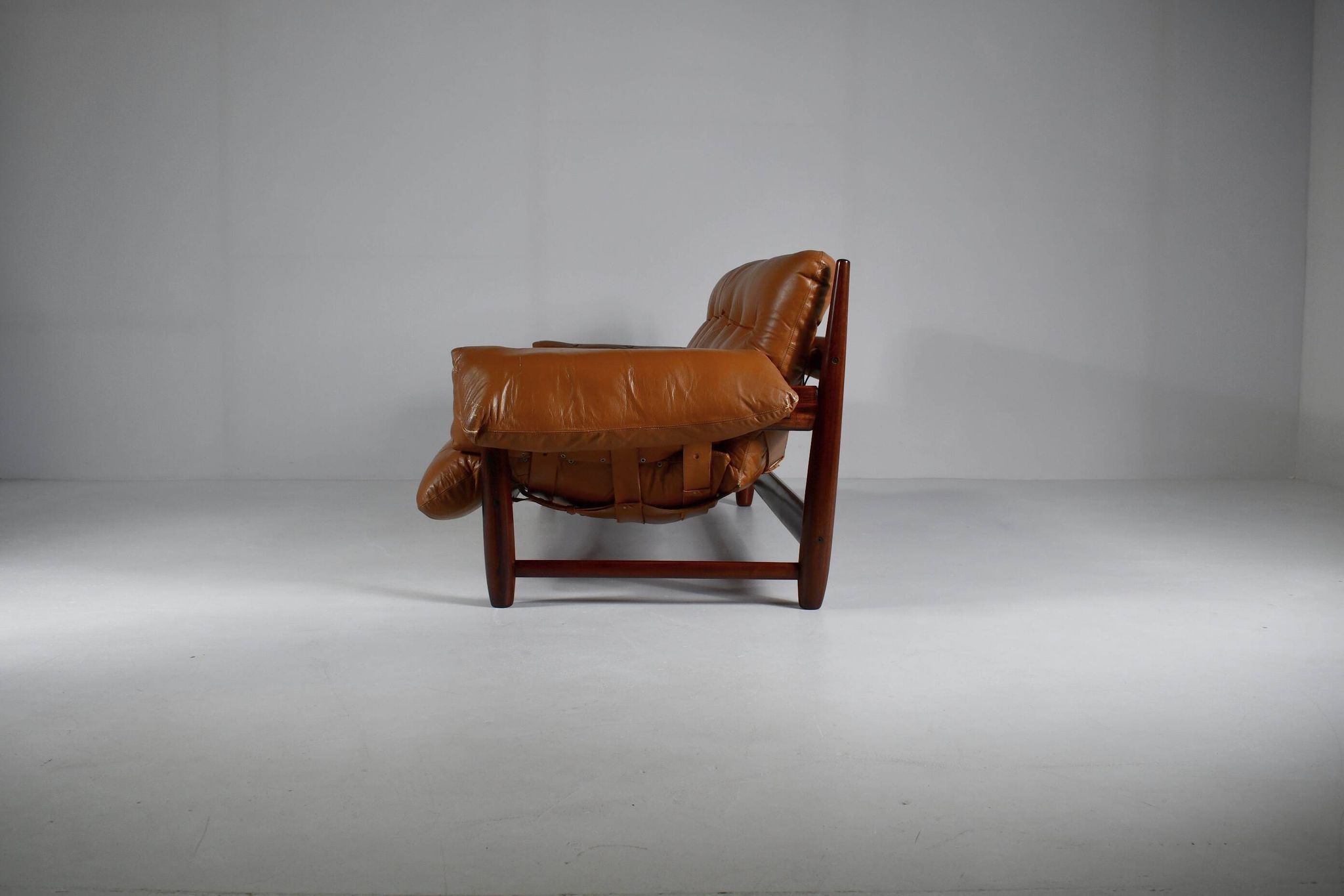 Mole sofa in leather by Sergio Rodrigues. 1960s Made in Brazil