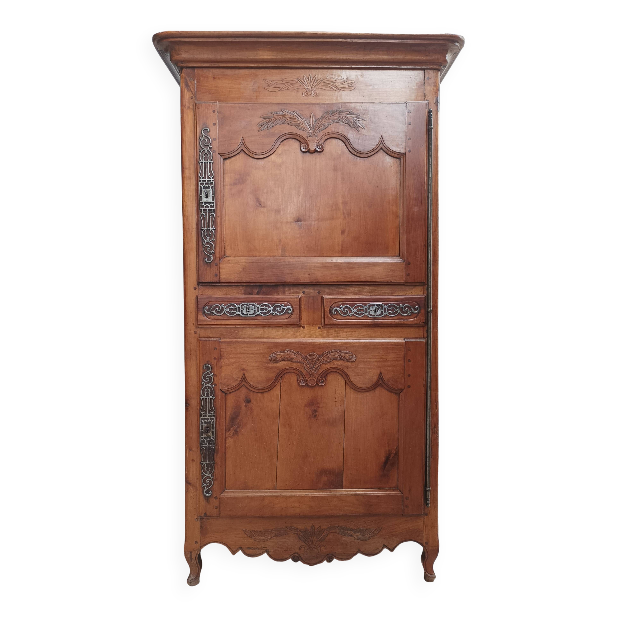 Cabinet vendéen homme debout louis xv en merisier