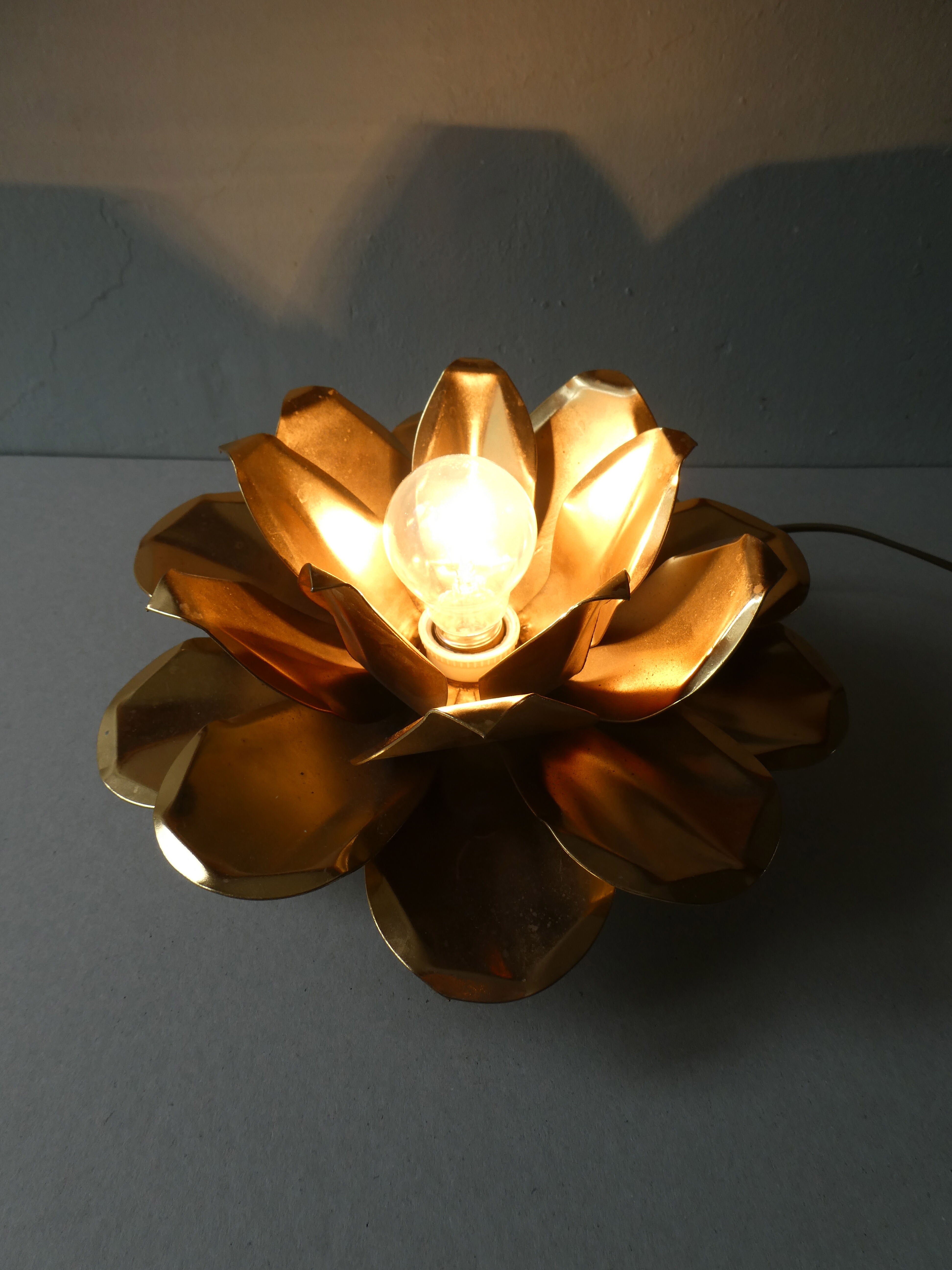 Golden metal flower wall lamp