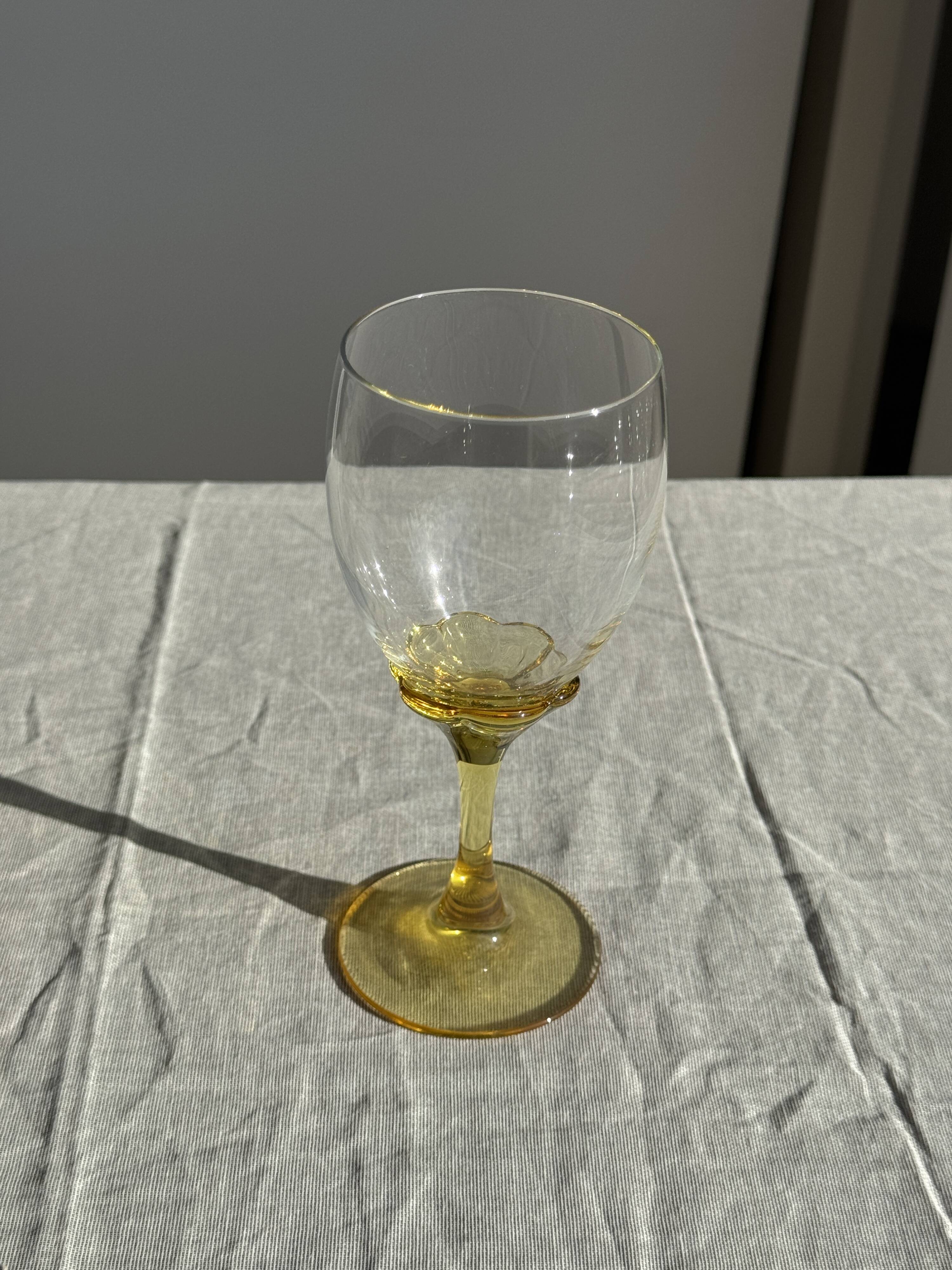 Set of 6 vintage yellow stemmed glasses: consisting of 4 large and 2 small.