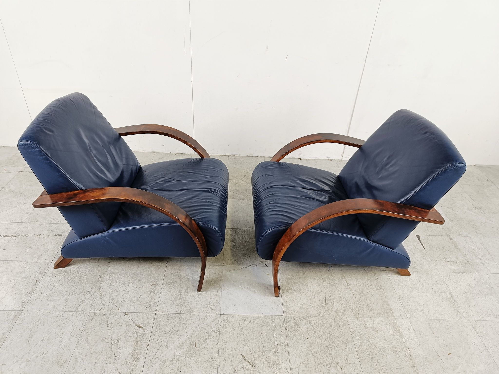 Paire de fauteuils en bois courbé et cuir bleu, années 1970