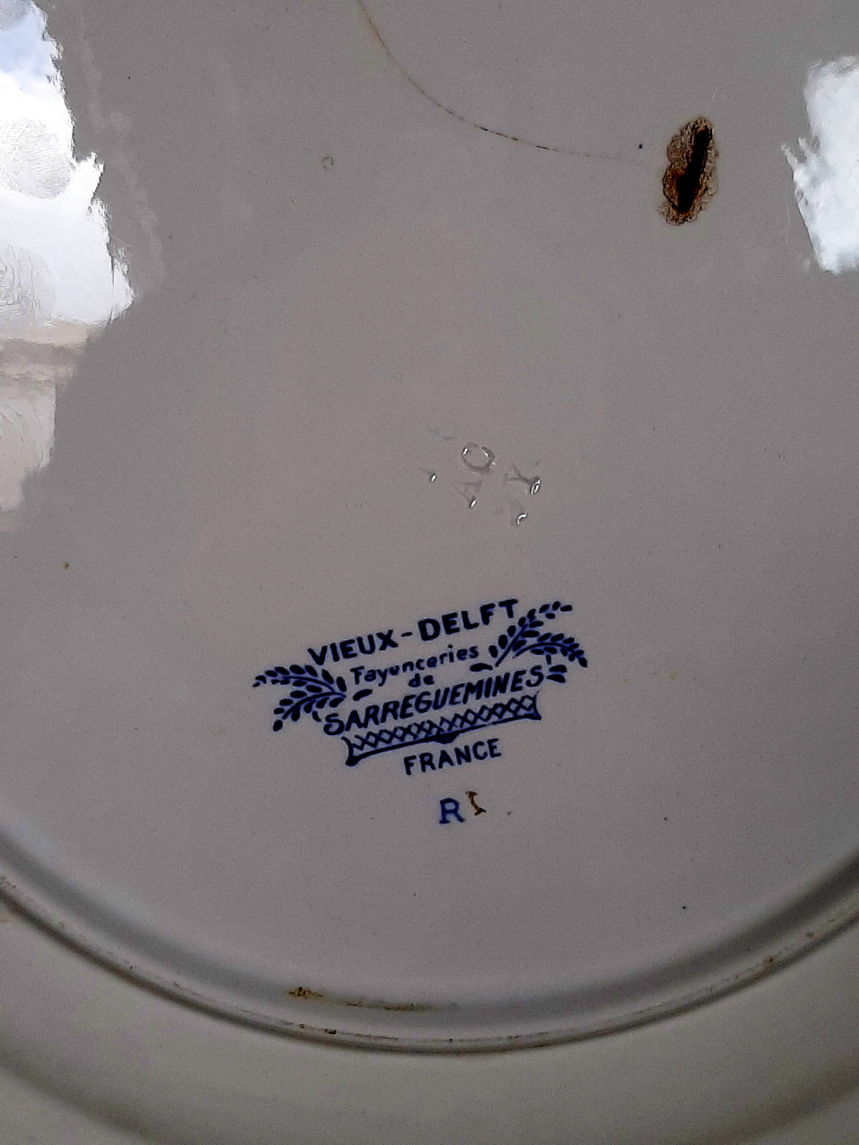 Antique serving dish in Sarreguemines earthenware with old Delft blue decoration.