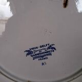 Antique serving dish in Sarreguemines earthenware with old Delft blue decoration.