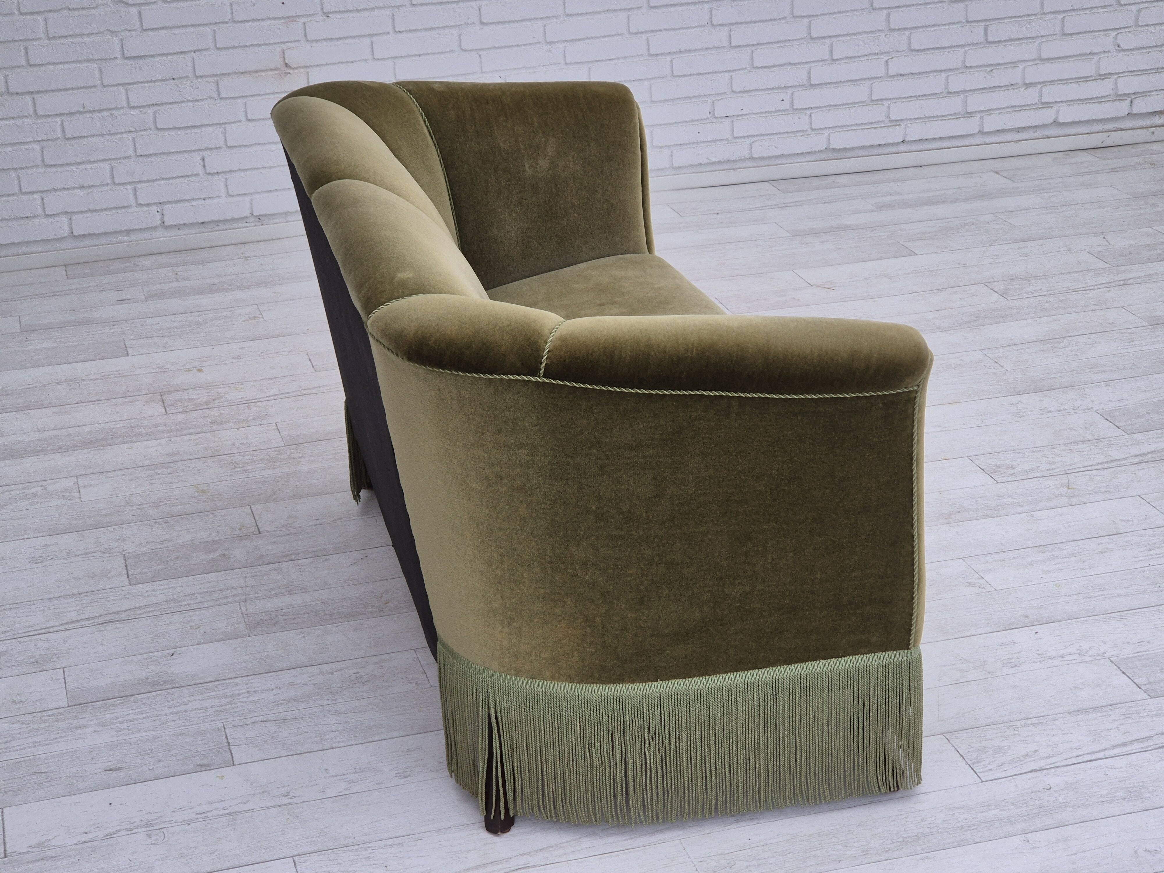 Canapé 3 places danois des années 1960, mobilier en velours, bois de hêtre.