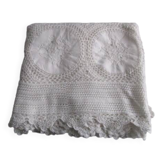 Old oval embroidered and crocheted tablecloth: 340x150cm