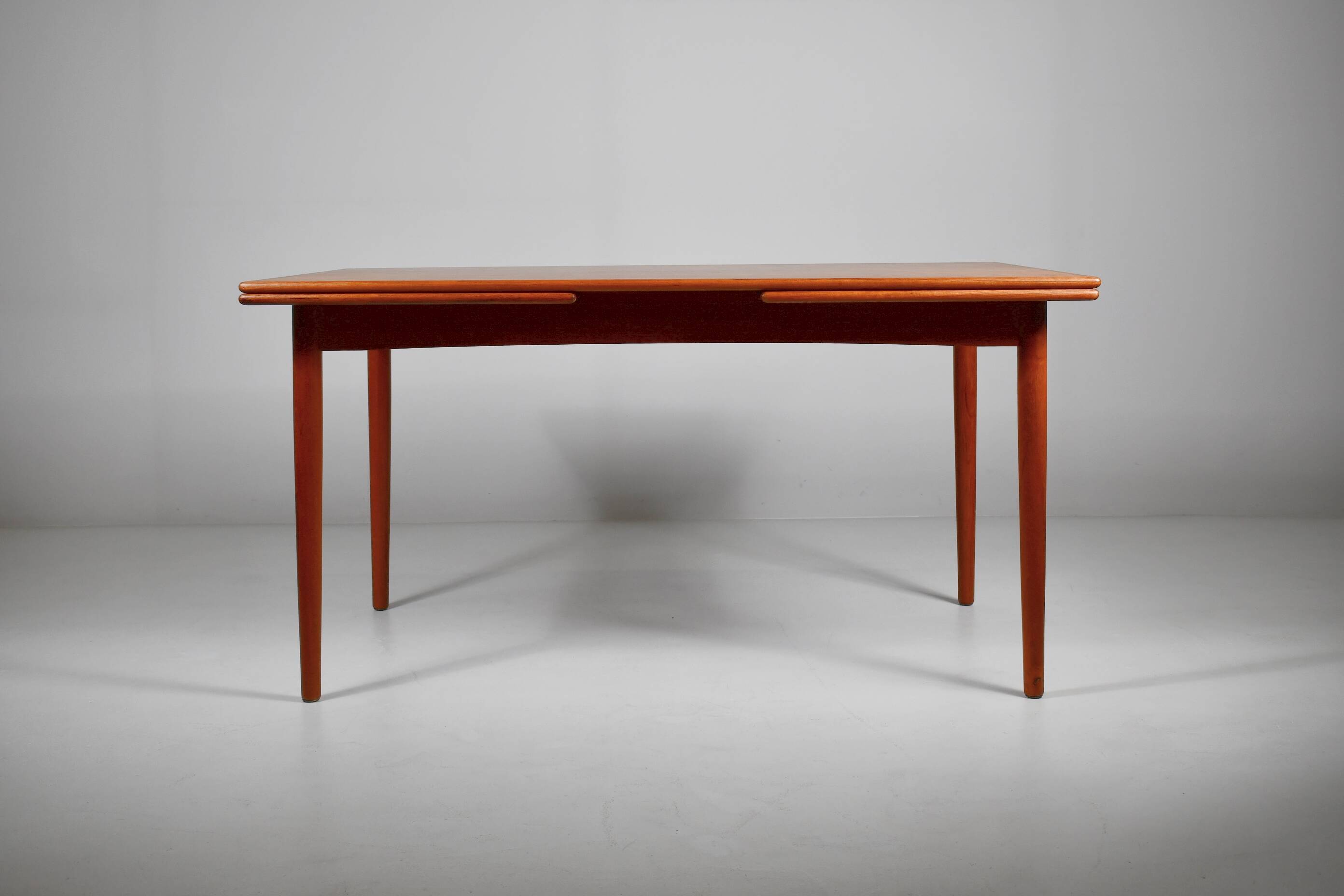 Table à manger en teck par Georg Petersens. Danemark, années 1960.