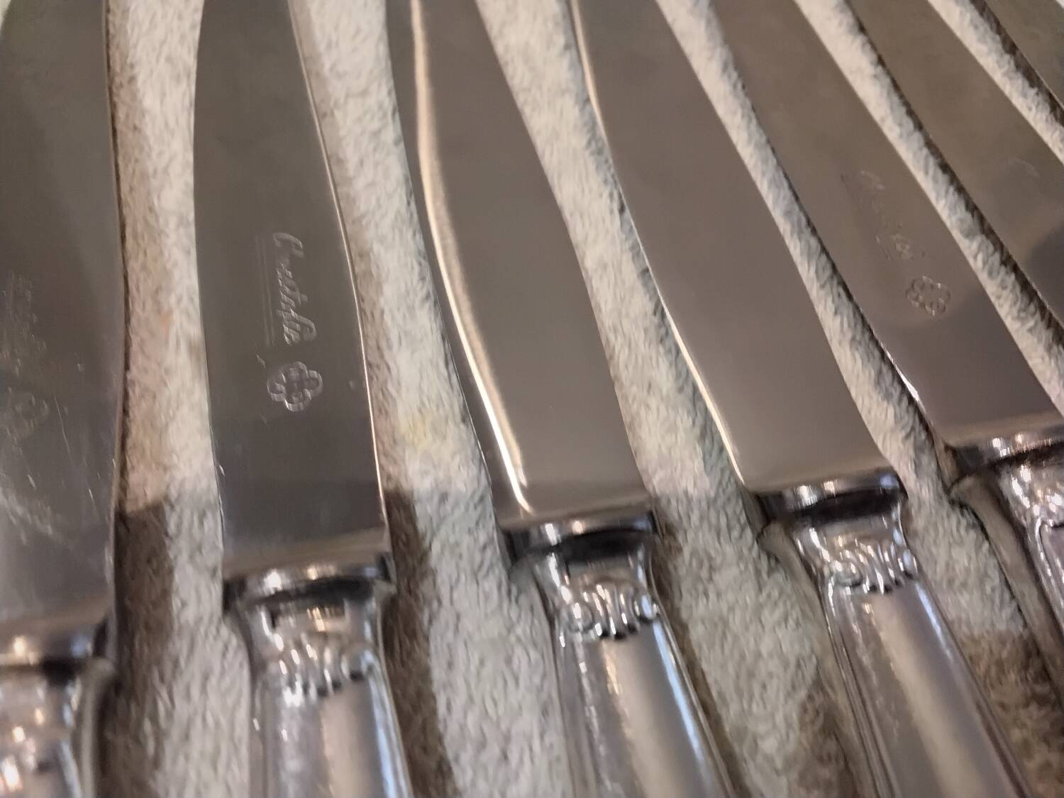12 silver-plated dessert knives by Christofle Vendôme, 20.3cm