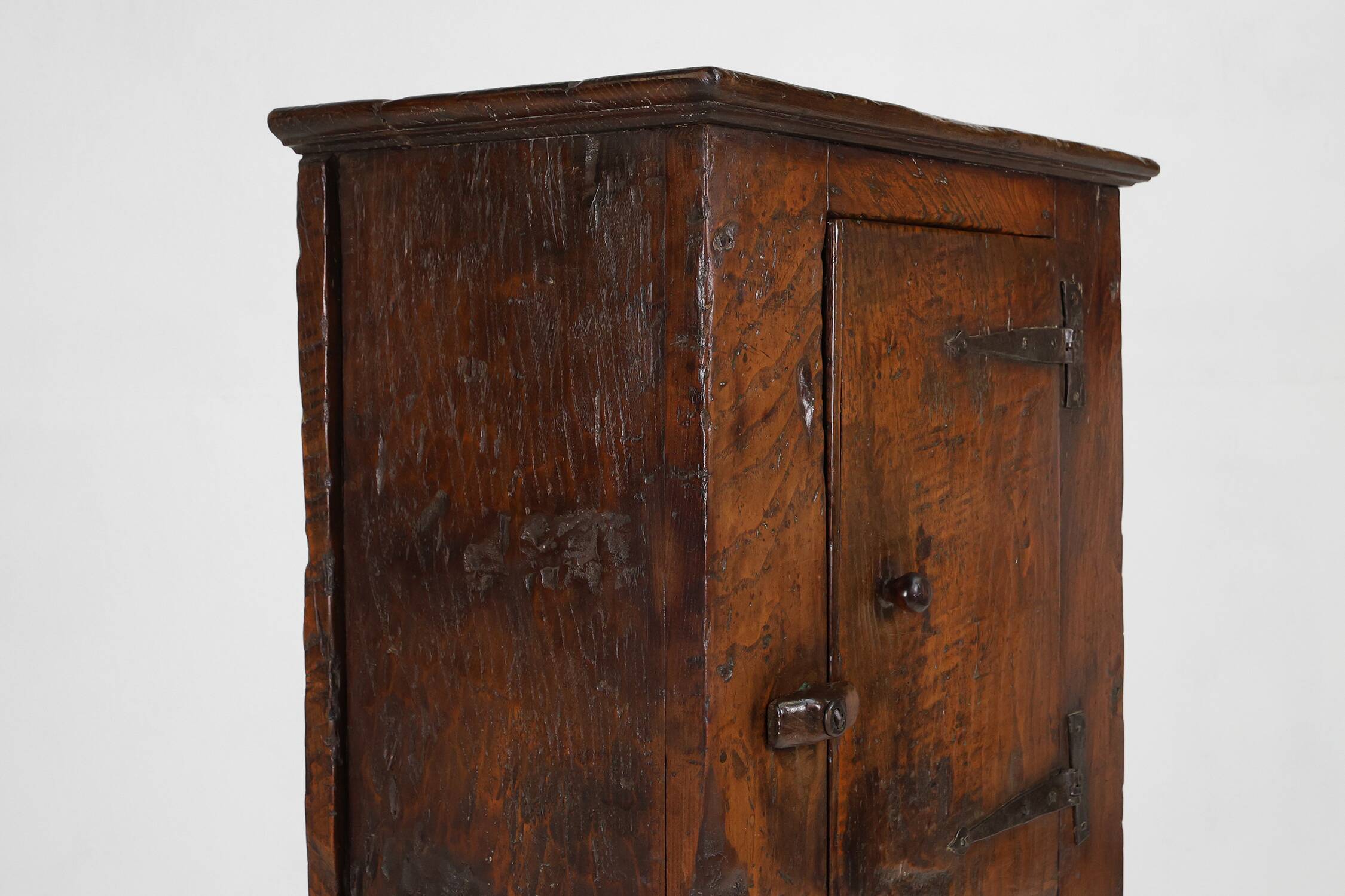Rare French 16th century oak cabinet with beautiful patina